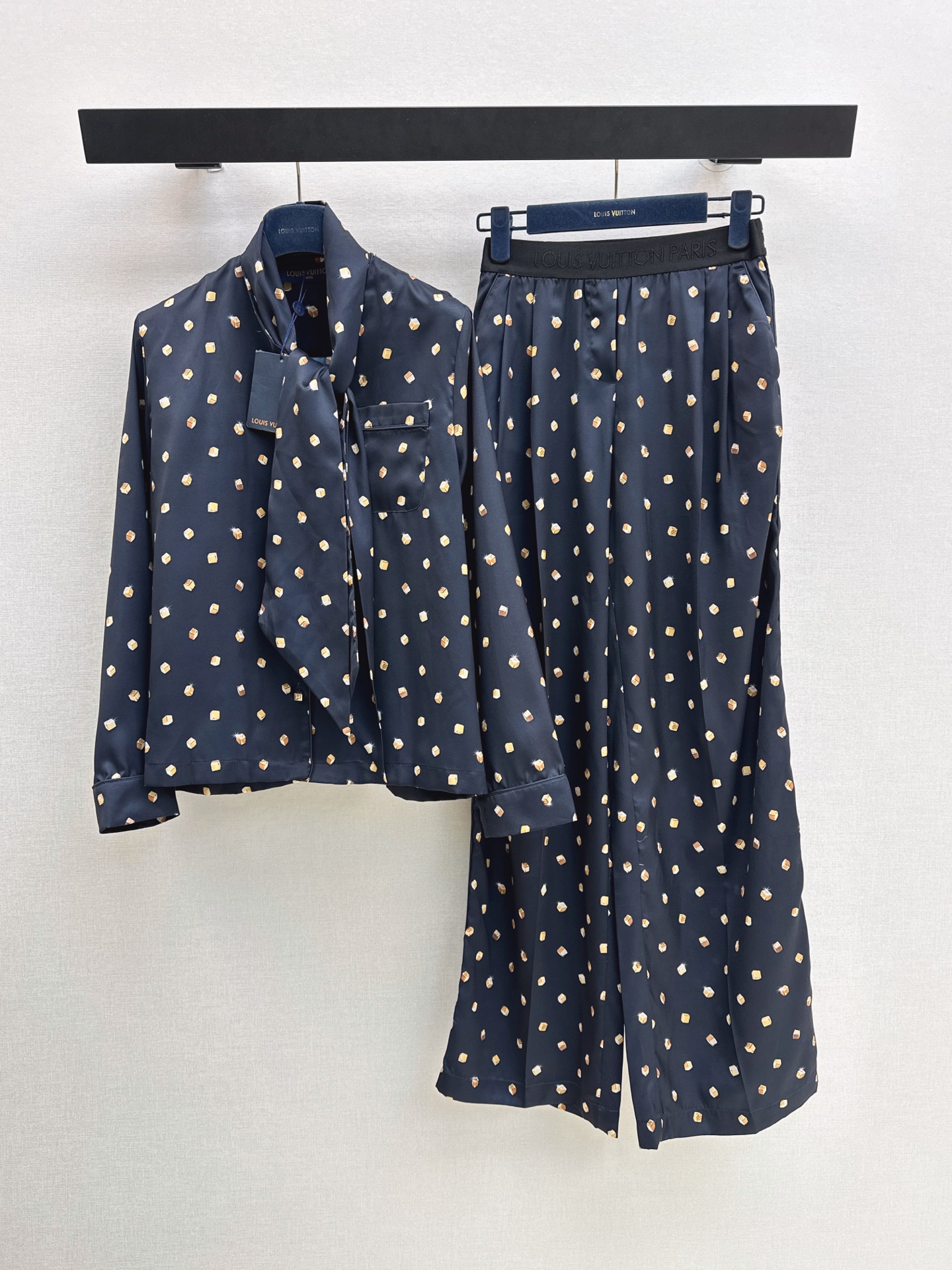 NO:907257,L family 26Ss————The latest spring and summer Zhong Chuxi same-style suit with ribbon shirt + straight pants. Penetrating printing. Fashionable, low-key temperament and luxurious and advanced. The version is versatile and not picky. The quality of workmanship depends on the details. White, rich and beautiful must buy one set. One color smlxl,, louis vuitton, shirts,19860909L家 26Ss————春夏最新钟楚曦同款套装飘带衬衫+直筒裤 渗透印花 时髦低调气质又奢华高级 版型百搭不挑人做工品质看细节 白富美必入 一套出 一色smlxl,,louis vuitton,shirts,,Women's clothing