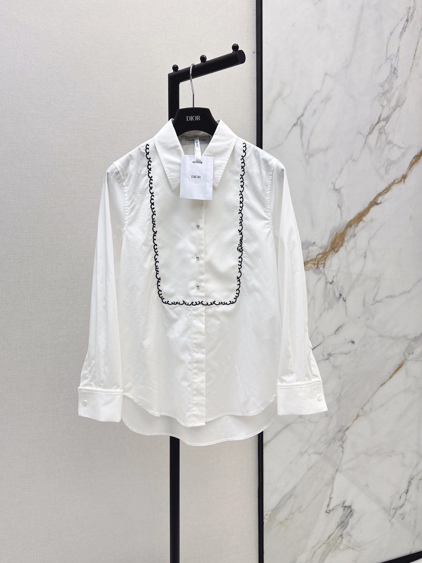 NO:907237,L Family 26Ss————The latest spring and summer contrasting line embroidery shirt, low-key luxury three-dimensional tailoring, streamlined line design, noble and elegant, and full of gentle and intellectual temperament. Imported special materials will be amazing when you receive it. The texture of the customized fabric is amazing. One color sml,, louis vuitton, shirts,19860909L家 26Ss————春夏最新款撞色线条刺绣衬衫低调奢华立体剪裁 精简线条感设计 高贵典雅又尽显温柔知性的气质 进口特殊材质 收到手会很惊艳 定制面料质感超赞 一色sml,,louis vuitton,shirts,,Women's clothing