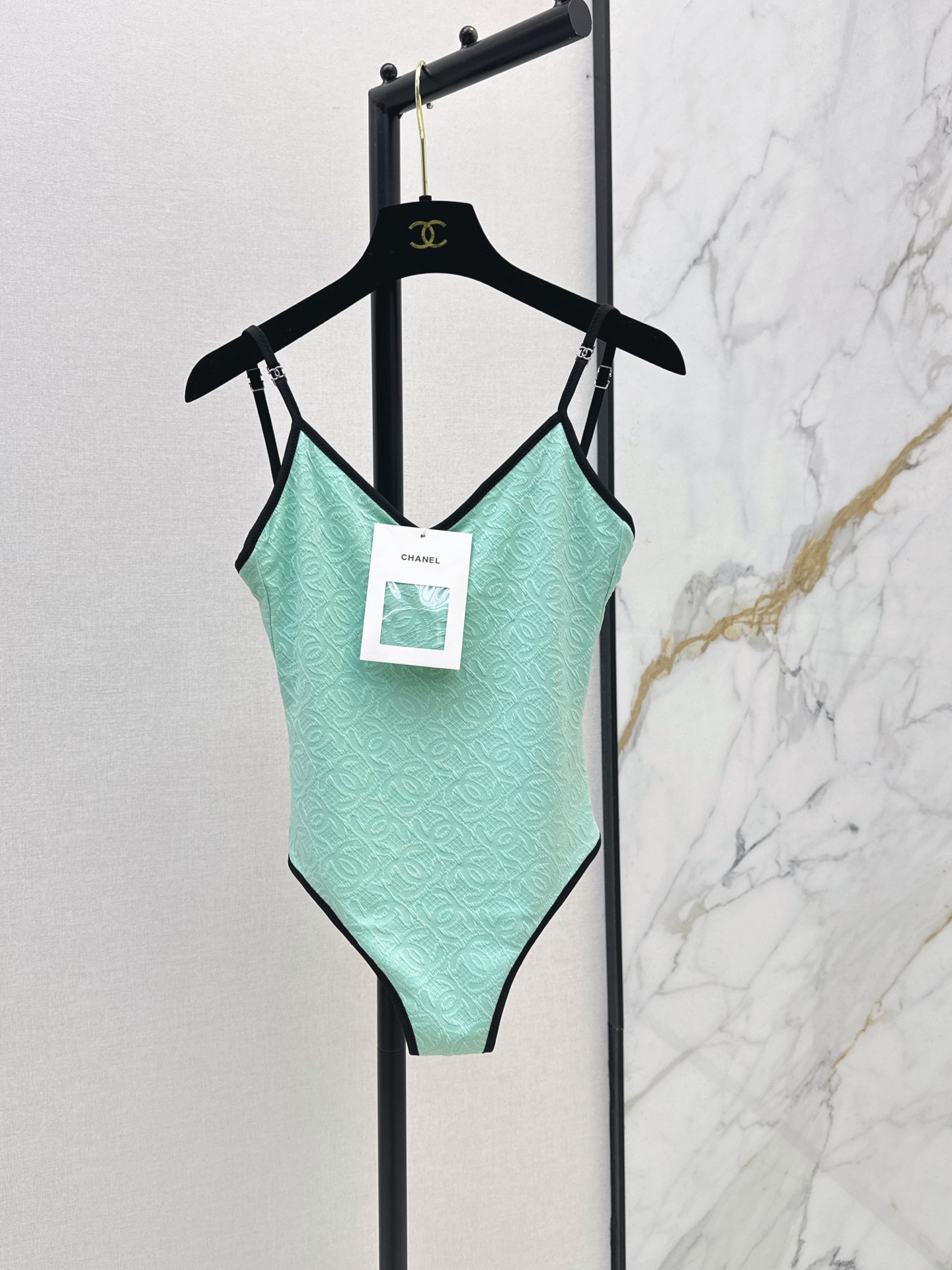 NO:907233,C Home 26Ss————The latest three-dimensional camellia pattern round strap one-piece swimsuit for spring and summer, customized contrasting edge fabric technology, advanced color matching splicing, showing French elegance, white and rich beauty must-have artifact, universal and versatile, slim version, super slim, retro temperament, fashionable and advanced, version with huge upper body, slimming, elegant and light luxury style for ladies and girls. One color sml,,chanel,swimsuits,19860909C家 26Ss————春夏最新款立体山茶花图案圆吊带连体泳衣定制撞色包边面料工艺 高级配色拼接 彰显法式优雅气质 白富美必入神器 万能百搭修身版型超显瘦 复古气质时髦又高级 版型上身巨显瘦 名媛少女优雅轻奢风 一色sml,,chanel,swimsuits,,Women's clothing