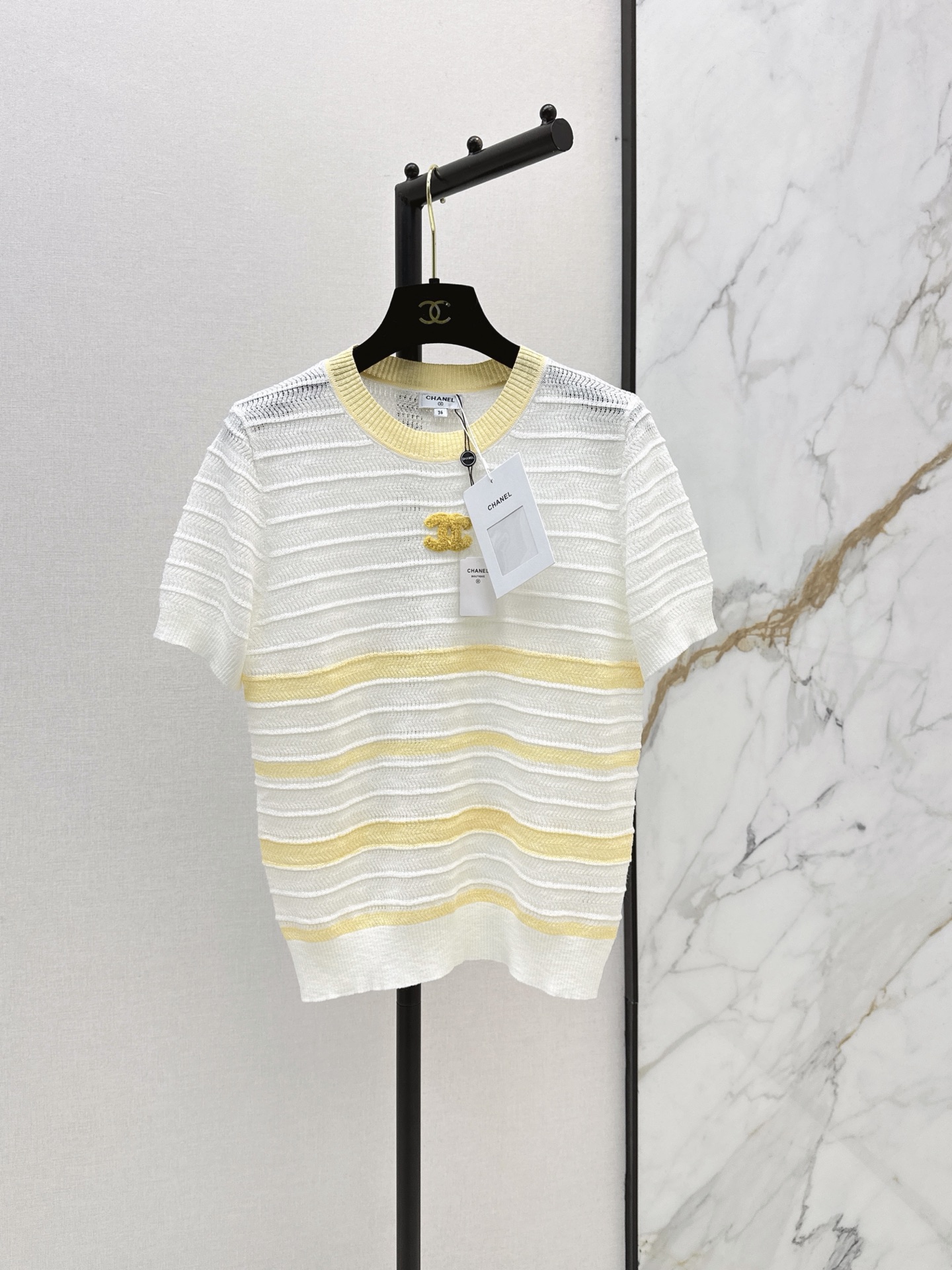 NO:907229,C Home 26Ss————The latest two-color striped sweater for spring and summer is made of soft knitted fabric. It is skin-friendly and comfortable. It is easy to choose between college style or simple style. It is very suitable for spring and autumn. It can be worn for commuting and leisure. No matter how you match it, you can’t go wrong~Two colors sml,,chanel,19860909C家 26Ss————春夏最新款间色条纹针织衫柔软针织面料 亲肤又舒适 学院风or简约风轻松拿捏 春秋季节超适合 通勤休闲都能穿 怎么搭都不出错～两色sml,,chanel,,Women's clothing