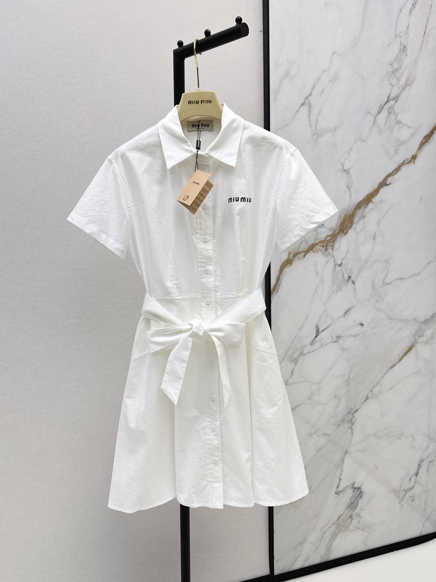 NO:907225,One-click to wear out on the street Miu 26Ss————The latest age-reducing Miu style dress for spring and summer. It is a skirt that enhances the look. It is OK for daily outings. It is also elegant and elegant for commuting. It is paired with a belt design. It looks slimming. Poplin cotton fabric. One color sml,,miumiu,skirts,19860909一键出街穿搭 Miu 26Ss————春夏最新款减龄缪系穿搭连衣裙 是一条抬气质感的裙子 日常出街很OK 通勤穿它同样大气优雅 搭配了皮带设计 显瘦感Max 府绸棉面料 一色sml,,miumiu,skirts,,Women's clothing