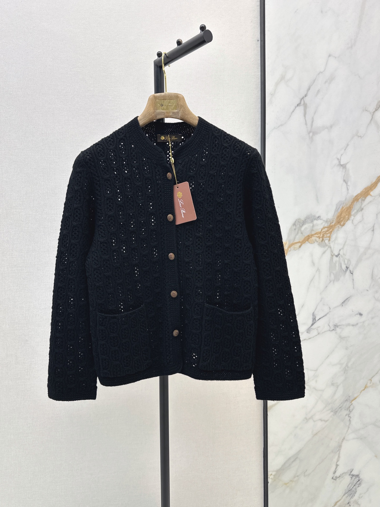 NO:907221,High-intellectual wear LP 26Ss————Early autumn’s latest three-dimensional pineapple flower weaving craft stand-collar jacket, Chinese-style stand-up collar, lazy and comfortable atmosphere. Stacking and minimalist old money style outfit. Bronze metal buckle three-dimensional hook weaving heavy industry is luxurious, mysterious and noble. Imported 100% wool yarn Swiss weaving technology creates a low-key luxury sense of high-end. The style is casual and elegant. Classic and not flattering. The upper body is super slim. Three-color sml, loro piana, jackets &  coats,19860909高智感穿搭 LP 26Ss————早秋最新款立体菠萝花编织工艺立领外套国风立领慵懒自在的氛氛围 叠搭极简老钱风穿搭 古铜金属扣立体勾织重工奢华神秘又高贵 进口百分百羊毛纱线瑞士机织工艺 打造低调奢华的高级感 版型气质随性优雅 经典不挑人上身超显瘦 三色sml,,loro piana,jackets & coats,,Women's clothing