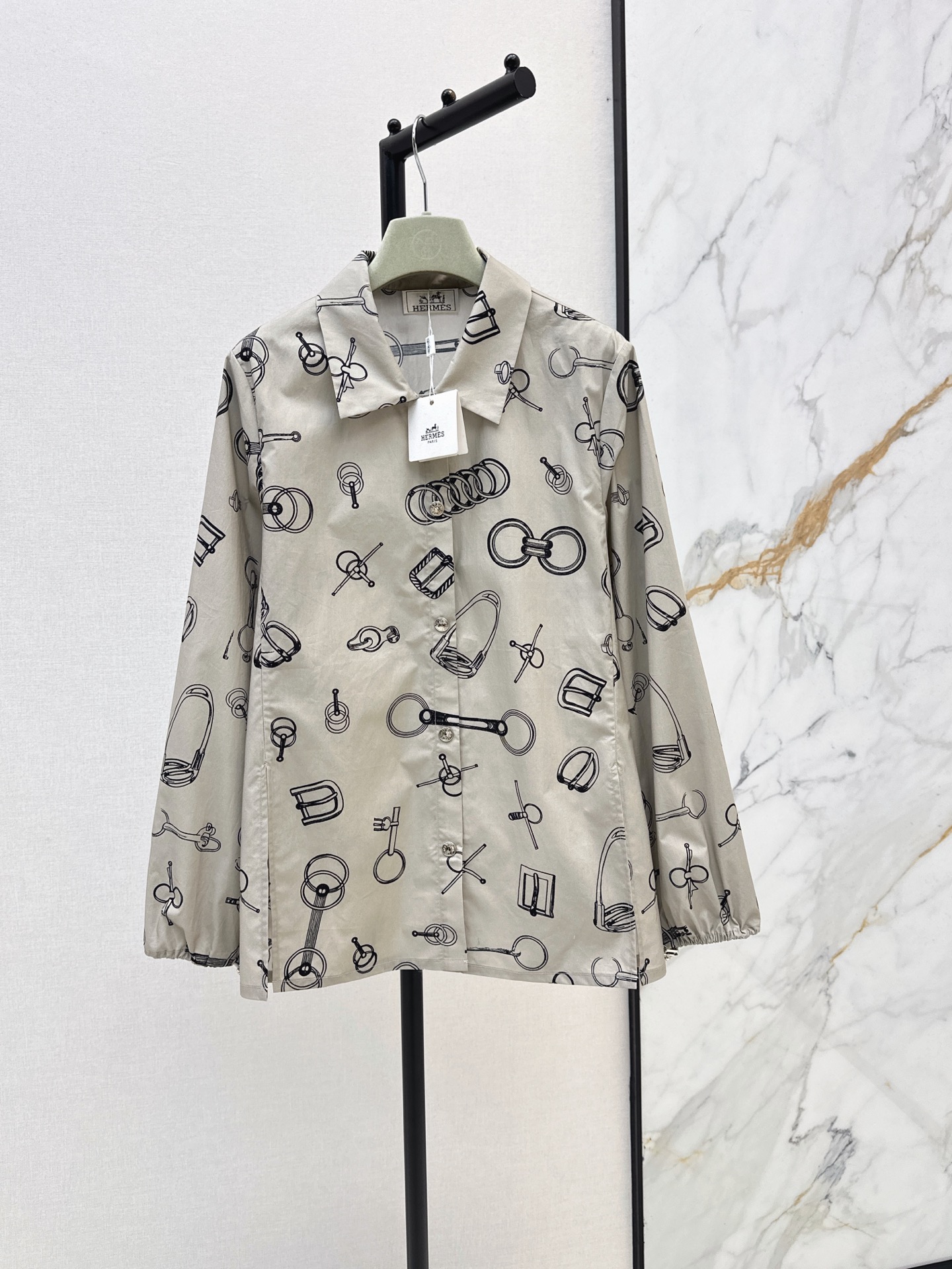 NO:907255,Her 26Ss————The latest printed cotton shirt in early autumn is retro and fashionable. It has a low-key temperament and is luxurious and high-end. The version is versatile and not picky. Customized technical fabric. The quality of workmanship depends on the details. A must-have for white, rich and beautiful people. One color smlxl,, shirts,19860909Her 26Ss————早秋最新款印花纯棉衬衫复古时髦 低调气质又奢华高级 版型百搭不挑人 定制科技面料 做工品质看细节 白富美必入 一色smlxl,,shirts,,Women's clothing