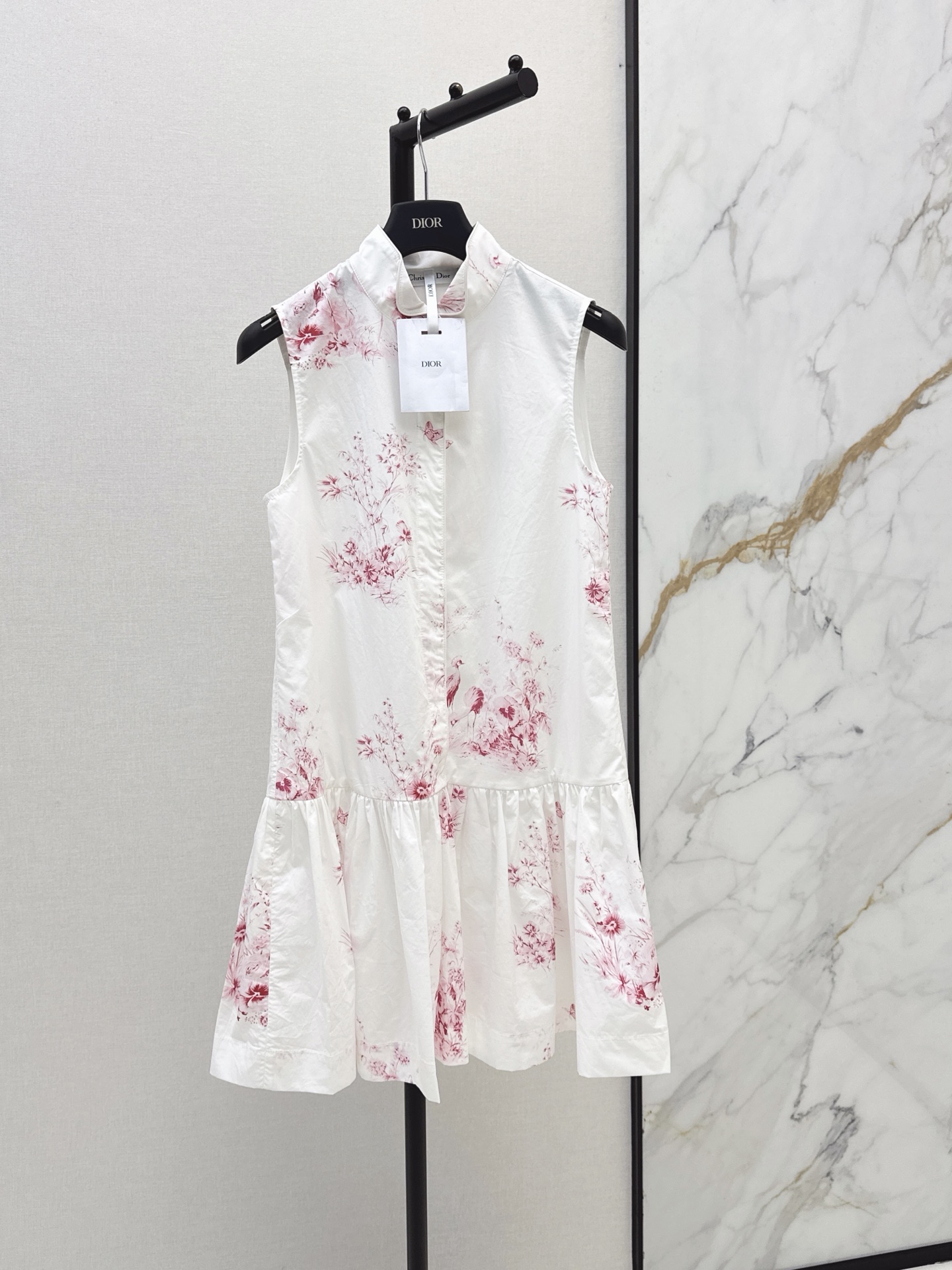 NO:907246,CD 26Ss————The latest spring and summer world series oriental aesthetic print spring limited edition pink sleeveless dress. Light silk cotton fabric is breathable and comfortable. Suitable for spring and summer. White base with pink flowers. Full of romantic literary atmosphere. The mid-length loose cut is super friendly to the figure. Easily wear a lazy and casual style. Paired with elastic waist pleated skirt. Easy to control for daily commuting and vacation. Must-have artifact for white and rich beauty. One-color sml,,skirts,19860909CD 26Ss————春夏最新款世界系列东方美学印花春日限定粉无袖连衣裙 轻薄丝棉质面料透气舒适 春夏穿着都超合适 白色底配粉色花卉 浪漫文艺氛围感满满 中长款宽松剪裁对身材超友好 轻松穿出慵懒随性风 搭配松紧腰百褶半裙 日常通勤度假都能轻松驾驭 白富美必备神器 一色sml,,skirts,,Women's clothing