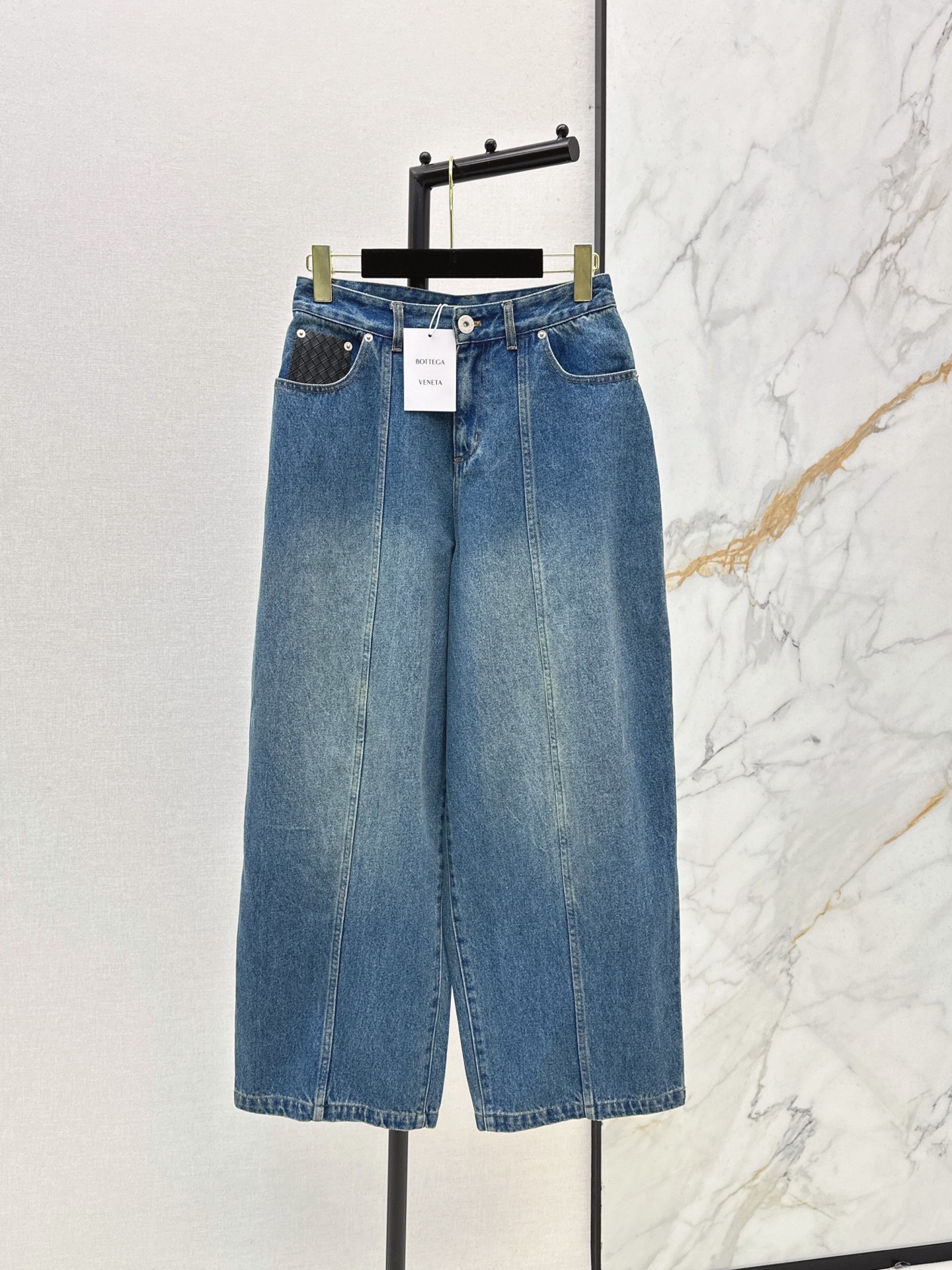 NO:907238,Recommended for daily wear: Bv 26Ss - the latest micro scimitar silhouette jeans for early autumn. A must-have wide-leg trousers style. Super hidden flesh. Micro scimitar cut pants are very stylish. No problem with T-shirts or shirts. Available in stock in one color, sml, bottega veneta, jeans, shirts, tees, t-shirt,19860909日常穿搭推荐 Bv 26Ss————早秋最新款微弯刀廓形牛仔裤 人手必备的阔腿裤型 超级藏肉 微弯刀剪裁裤型又很有型 搭配T恤或者衬衫通通没问题 一色现货发售sml,,bottega veneta,jeans,shirts,tees，t-shirt,,Women's clothing
