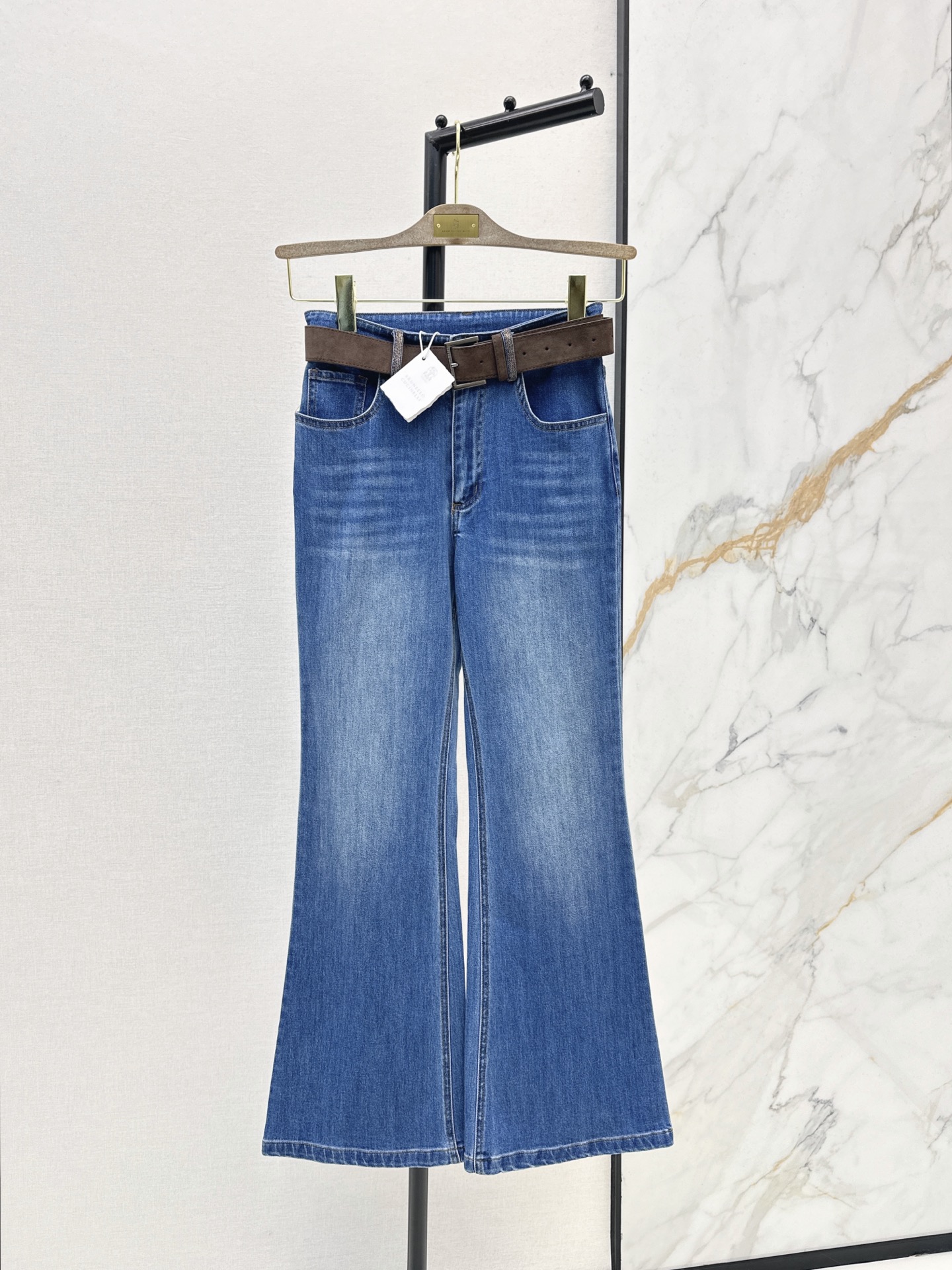 NO:907234,Retro blue Bc 26Ss————Early autumn’s latest style of wide belt-embellished bootcut jeans. Classic collection-level version. Bootcut cut. The upper body is particularly tall. The whole version is smooth and not tight. It has micro elasticity. It is very comfortable to wear. It also washes beautifully. One color ready for sale sml,,jeans,19860909复古蓝 Bc 26Ss————早秋最新款宽版皮带装饰微喇牛仔裤 经典的收藏级别版型 微喇剪裁 上身特别显高 整个版型流畅不会紧绷 带有微弹性 穿起来很舒服 洗水也很漂亮 一色现货发售sml,,jeans,,Women's clothing