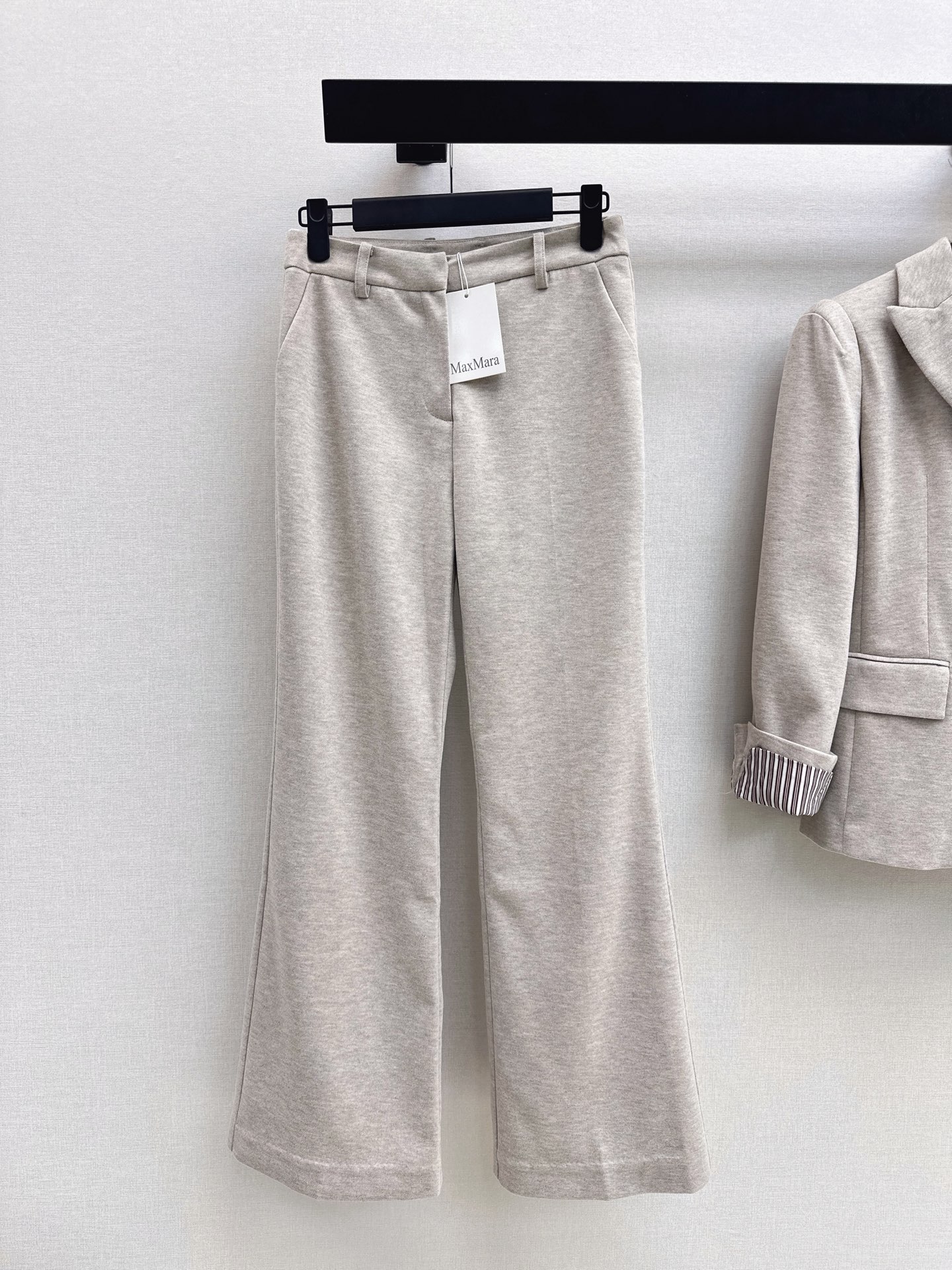 NO:907222,High-end commuting Max 26Ss————The latest high-end sister outfit in autumn and winter. Three-dimensional waisted suit jacket + trousers. The custom-made fabric feels very crisp. It is very stylish and elegant. It has a proper temperament on the upper body. It is recommended to buy it. It looks good whether worn separately or as a set. Developed in one color. Ready for sale sml,, jackets & coats, business suit,19860909高阶通勤 Max 26Ss————秋冬最新款高级感御姐穿搭套装立体收腰西装外套+西裤 定制面料挺括感很好 很有型优雅有型 一套上身妥妥的气质感 推荐入手 不管是分开穿或者一套搭配都很好看 一色分开发 现货发售sml,,jackets & coats,business suit,,Women's clothing