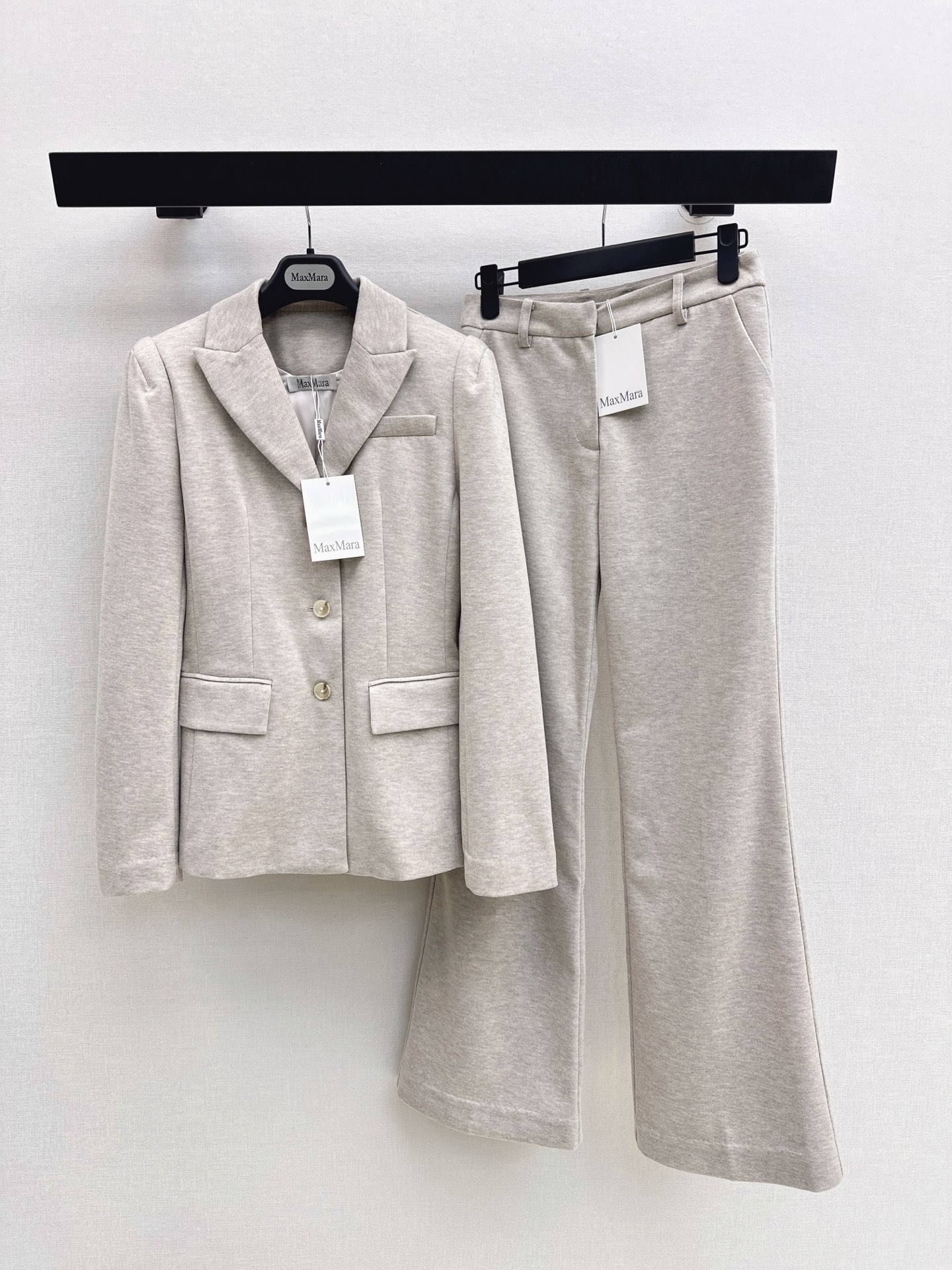 NO:907218,High-end commuting Max 26Ss————The latest high-end sister outfit in autumn and winter. Three-dimensional waisted blazer + trousers. The custom-made fabric feels very crisp. It is very stylish and elegant. It has a proper temperament on the upper body. It is recommended to buy it. It looks good whether worn separately or as a set. Developed in one color. Ready for sale. SML jackets, jackets & coats, business suit,19860909高阶通勤 Max 26Ss————秋冬最新款高级感御姐穿搭套装立体收腰西装外套+西裤 定制面料挺括感很好 很有型优雅有型 一套上身妥妥的气质感 推荐入手 不管是分开穿或者一套搭配都很好看 一色分开发 现货发售sml 外套,,jackets & coats,business suit,,Women's clothing