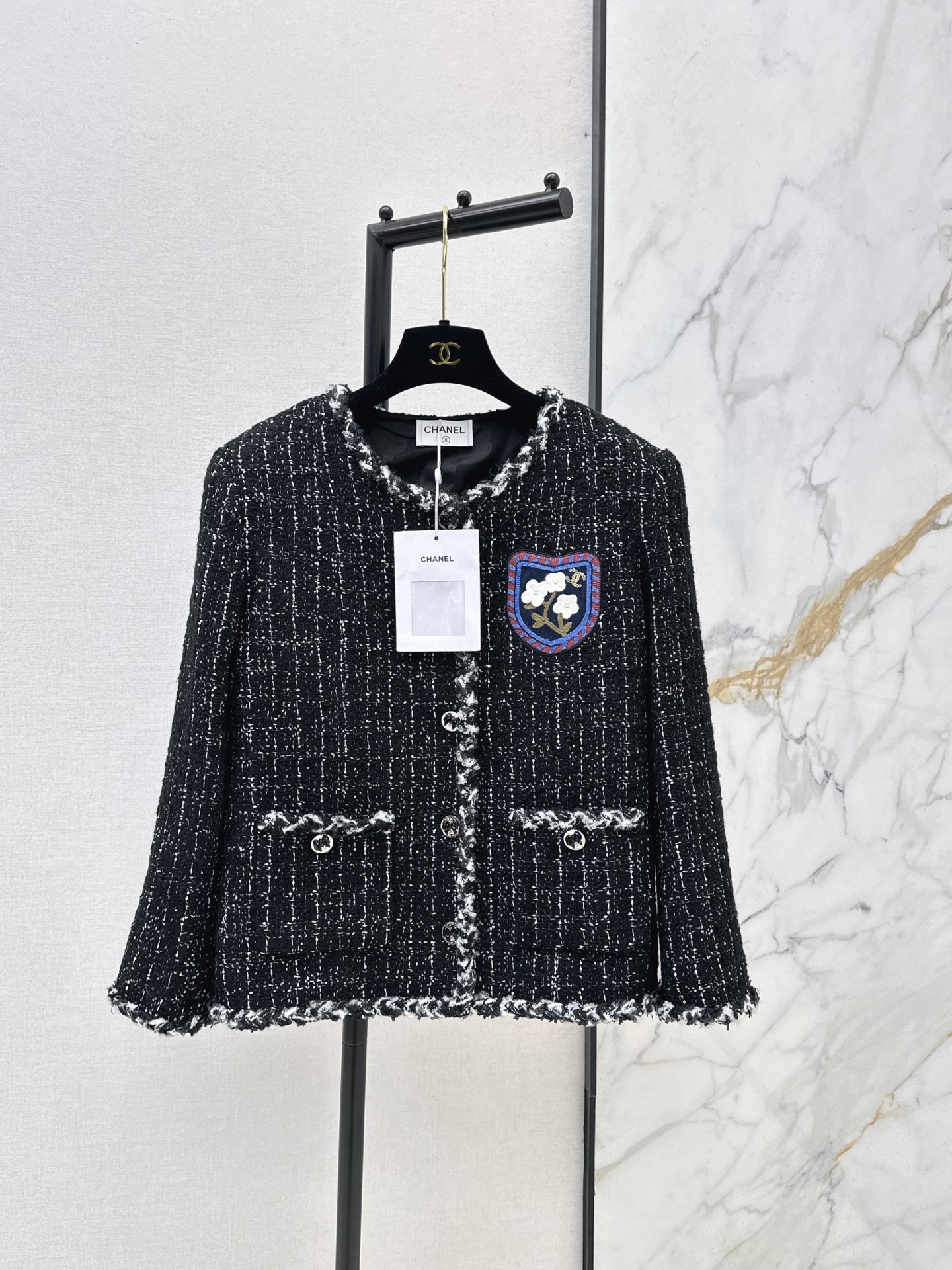 NO:907216,C Home 26Ss - the latest style of small fragrance style woven slub tweed jacket in autumn and winter. Beautiful high-grade woven fabric. The three-dimensional texture is full of exquisiteness. The upper body has a noble temperament. The customized 3D three-dimensional tailoring version is very slim. It is very wearable and looks better. French socialite style is elegant and high-end. A must-have for rich families. One color ready for sale sml,, chanel, jackets & coats,19860909C家 26Ss———秋冬最新款小香风编织粗纺花呢外套绝美高级编织面料实物超美 立体肌理感精致感满满 上身自带一种高贵气质 定制3D立体剪裁版型巨显瘦 实穿度高颜值也更高 法式名媛风优雅又高级 富家千金必备 一色现货发售sml,,chanel,jackets & coats,,Women's clothing