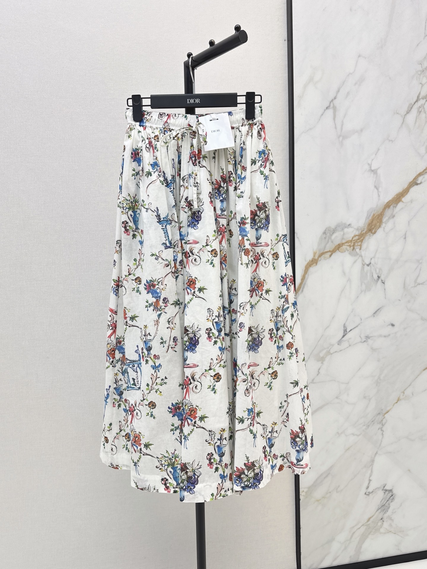 NO:907206,CD 26Ss————The latest floral print skirt for spring and summer. It is made of cotton fabric. It has good drape and is very comfortable to wear in summer. Flowers and vase patterns are full of atmosphere. High-waisted elastic waist and pleated version. It can be slim and modify the leg shape. It is suitable for daily commuting, dating and afternoon tea. Paired with knitted tops or simple T-shirts, it is easy to get a gentle retro style. One color sml, skirts, tees, t-shirt,19860909CD 26Ss————春夏最新款花卉印花半裙 采用棉质面料 垂感好夏天穿超舒服 花卉 花瓶图案 氛围感拉满 高腰松紧腰压褶版型 显瘦又修饰腿型都能轻松驾驭 日常通勤 约会 下午茶都很适合 搭配针织上衣或简约T恤 轻松get温柔复古风 一色sml,,skirts,tees，t-shirt,,Women's clothing
