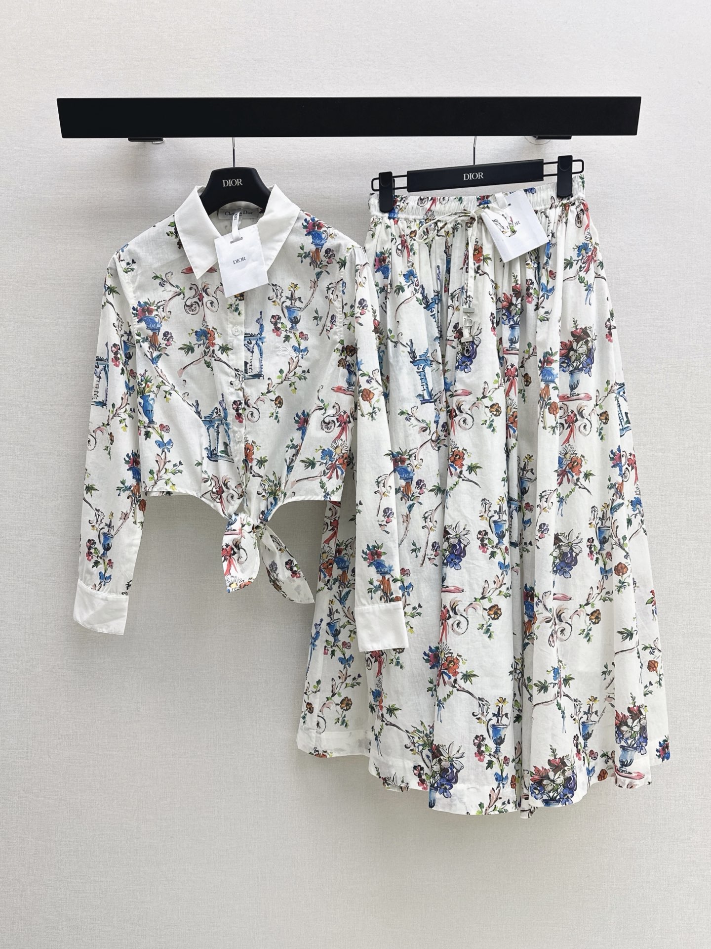NO:907201,CD 26Ss————The latest spring and summer style bunny ears strap design contrasting lapel shirt with white background and hand-painted flowers. Made of pure cotton khadi material. Breathable and comfortable. It is great to wear alone or layered. The printing is natural and architectural for daily commuting. It can be easily controlled on vacation. It looks great with jeans or skirts. One color sml,,skirts,jeans,shirts,19860909CD 26Ss————春夏最新款兔耳朵绑带设计撞色翻领衬衫白色底色搭配手绘花卉 纯棉卡迪布材质 透气舒适 单穿或叠搭都很出彩 印花自然与建筑日常通勤 度假都能轻松驾驭 搭配牛仔裤或半身裙都很美 一色sml,,skirts,jeans,shirts,,Women's clothing
