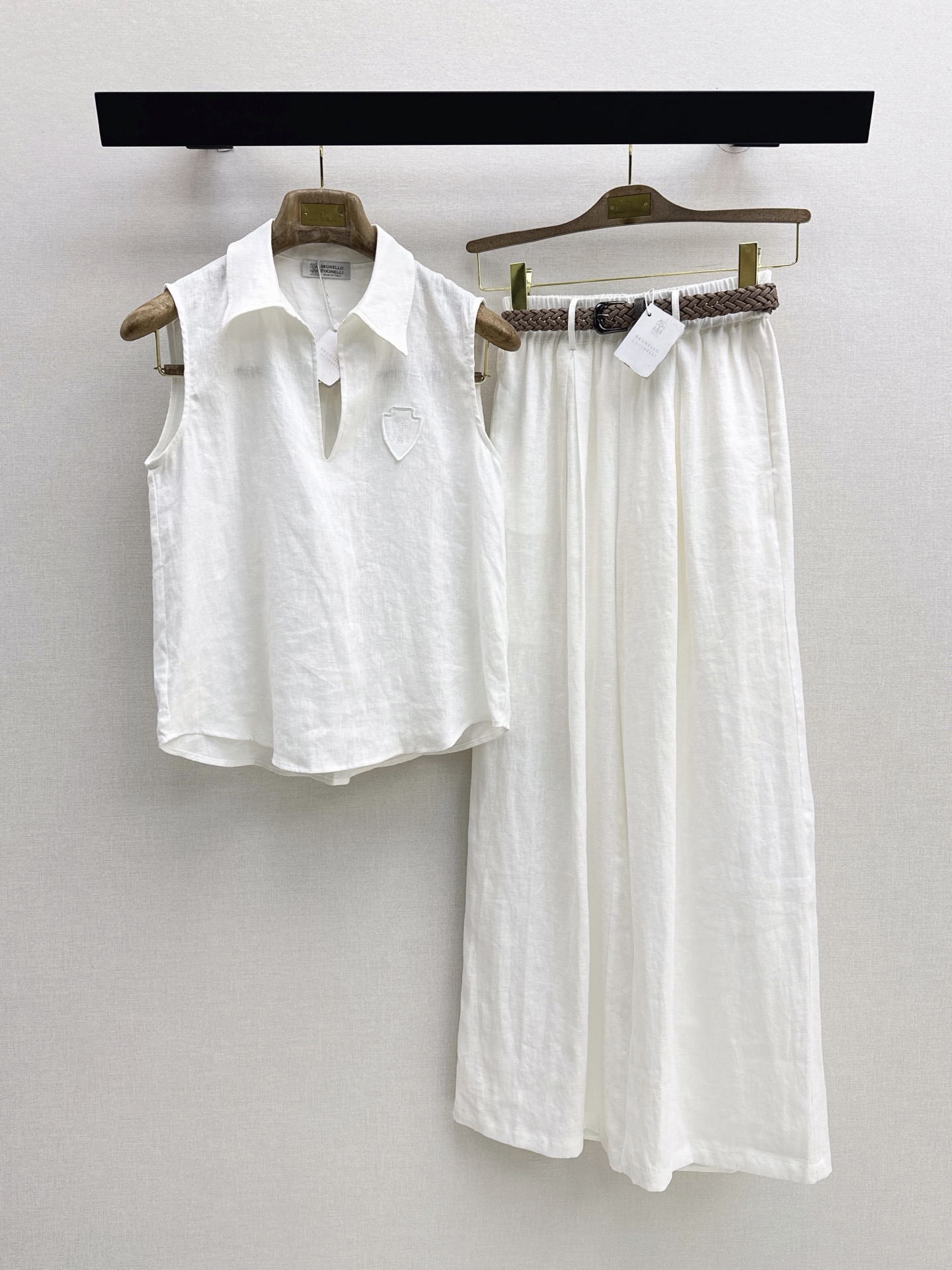 NO:907195,Bc 26Ss————The latest old-money style outfit for spring and summer. Linen suit, badge-decorated lapel top + belted straight pants. Retro casual and fashionable. Minimalism retains elegant femininity. Refreshing and clean. One set of upper body is super tall. It can also be matched separately. It is also a very versatile item. It is made of imported linen fabric and is very comfortable to the body. One color sml top,,19860909Bc 26Ss————春夏最新款老钱风穿搭亚麻套装徽章装饰翻领上衣+腰带直筒裤 复古休闲又时髦 极简主义又保留了优雅女人味 清清爽爽 干干净净 一套上身超级显高 也可以分开搭配 同样是非常百搭的单品 采用进口亚麻面料 贴身太舒服了 一色sml 上衣,,,Women's clothing