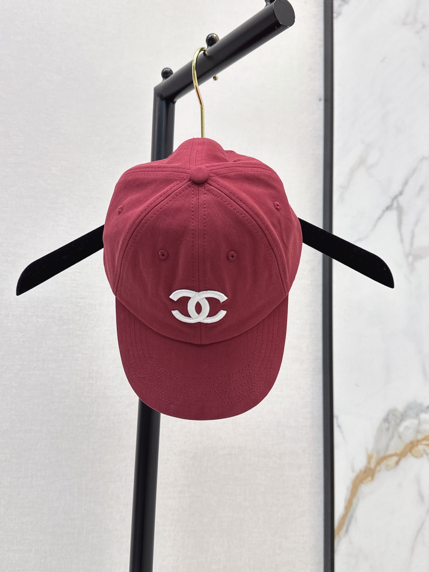 NO:908249,Jennie's same style 26Ss————The latest spring and summer logo peaked hat is made of high-count pure cotton fabric. It is comfortable and breathable to the touch. It is not easy to deform and collapse. The brand's double C logo is embroidered on the front. The pattern is exquisite and three-dimensional. The top of the hat uses a round buckle. The rear uses a Japanese metal adjustment buckle. The size of the hat circumference can be adjusted freely. Suitable for different head circumferences. Comfortable to wear. One color, one size fits all,,hats,19860909Jennie同款 26Ss————春夏最新款logo鸭舌帽精选高支纯棉面料 触感舒适透气 不易变形不易塌 正面品牌双C标识绣花 图案精致立体 帽顶采用圆扣 后部采用日字金属调节扣 可自由调节帽围大小 适配不同头围 佩戴贴合舒适 一色均码,,hats,,Women's clothing