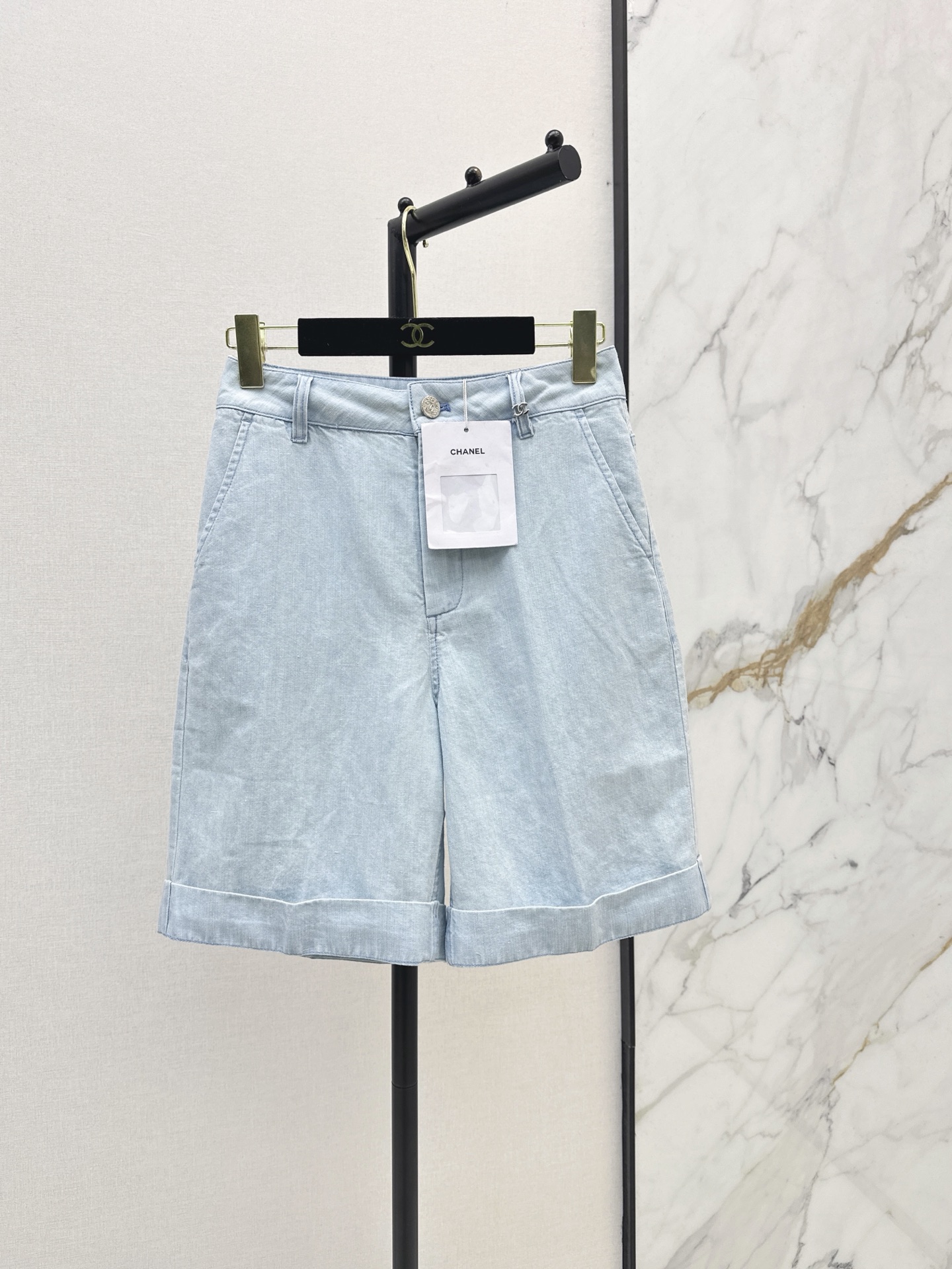 NO:908244,C Home 26Ss————The latest spring and summer Coco girl wide-leg straight linen denim mid-pants Bai Fumei is a must-have layering tool. Imported linen denim fabric is light and comfortable. Nostalgic washing process. The classic trousers type upper body and leg length ratio are awesome. Diamond embroidered pockets are sweet and cool with celebrity style and fashionable items. One color sml,,chanel,19860909C家 26Ss————春夏最新款coco女孩阔腿直筒亚麻牛仔中裤白富美必入叠搭神器 进口亚麻牛仔面料轻薄舒适 怀旧洗水工艺 经典裤型上身腿长比例超赞 菱格刺绣口袋甜酷名媛风搭配时髦单品 一色sml,,chanel,,Women's clothing