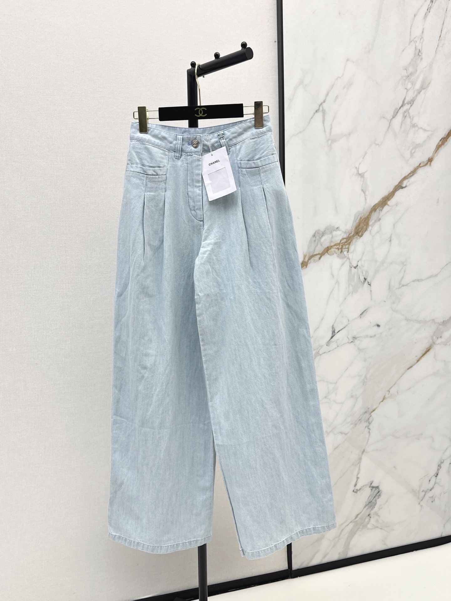 NO:908239,C Home 26Ss——————Latest spring and summer wide-leg straight linen jeans, Bai Fumei’s must-have layering tool. Imported linen denim fabric is light and comfortable. Nostalgic washed classic trousers with great proportions of upper body and leg length. Sweet and cool celebrity style with fashionable items. One color sml,,chanel,jeans,19860909C家 26Ss—————春夏最新款大阔腿直筒亚麻牛仔裤白富美必入叠搭神器 进口亚麻牛仔面料轻薄舒适 怀旧洗水经典裤型上身腿长比例超赞 甜酷名媛风搭配时髦单品 一色sml,,chanel,jeans,,Women's clothing