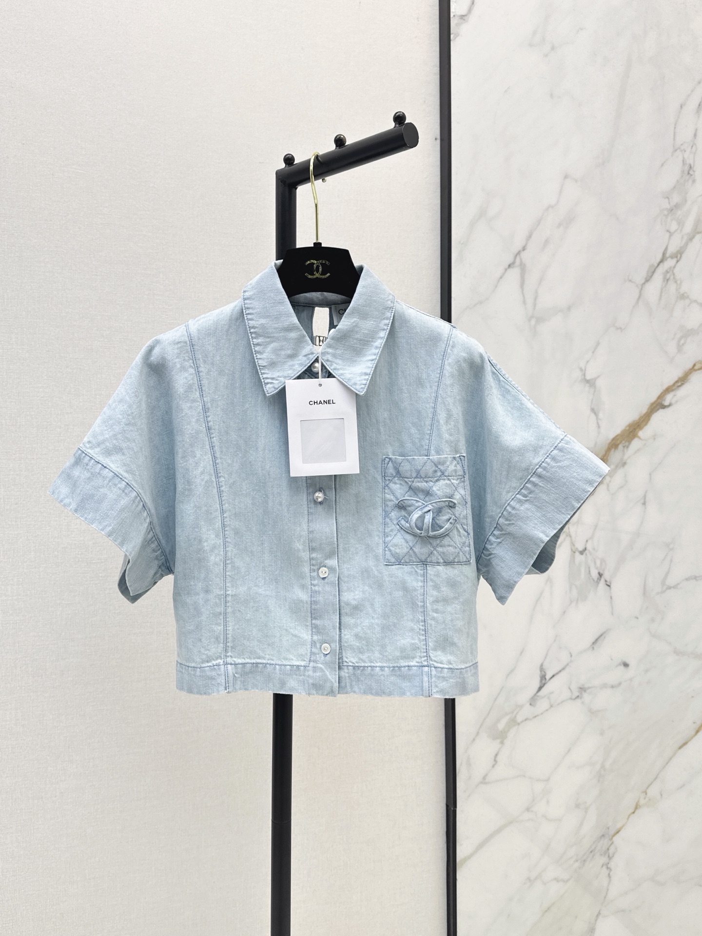 NO:908233,C Home 26Ss————The latest coco girl’s linen denim short-sleeved shirt for spring and summer, Bai Fumei’s must-have stacking tool. Imported linen denim fabric is light and comfortable. Nostalgic washing process. Back slit hook design. Sweet and cool celebrity style with fashionable items. Customized metal buckle. One color sml,,chanel,shirts,T-shirt,19860909C家 26Ss————春夏最新款coco女孩亚麻牛仔短袖衬衫白富美必入叠搭神器 进口亚麻牛仔面料轻薄舒适 怀旧洗水工艺 后背开叉勾扣设计 甜酷名媛风搭配时髦单品 定制金属扣 一色sml,,chanel,shirts,T-shirt,,Women's clothing