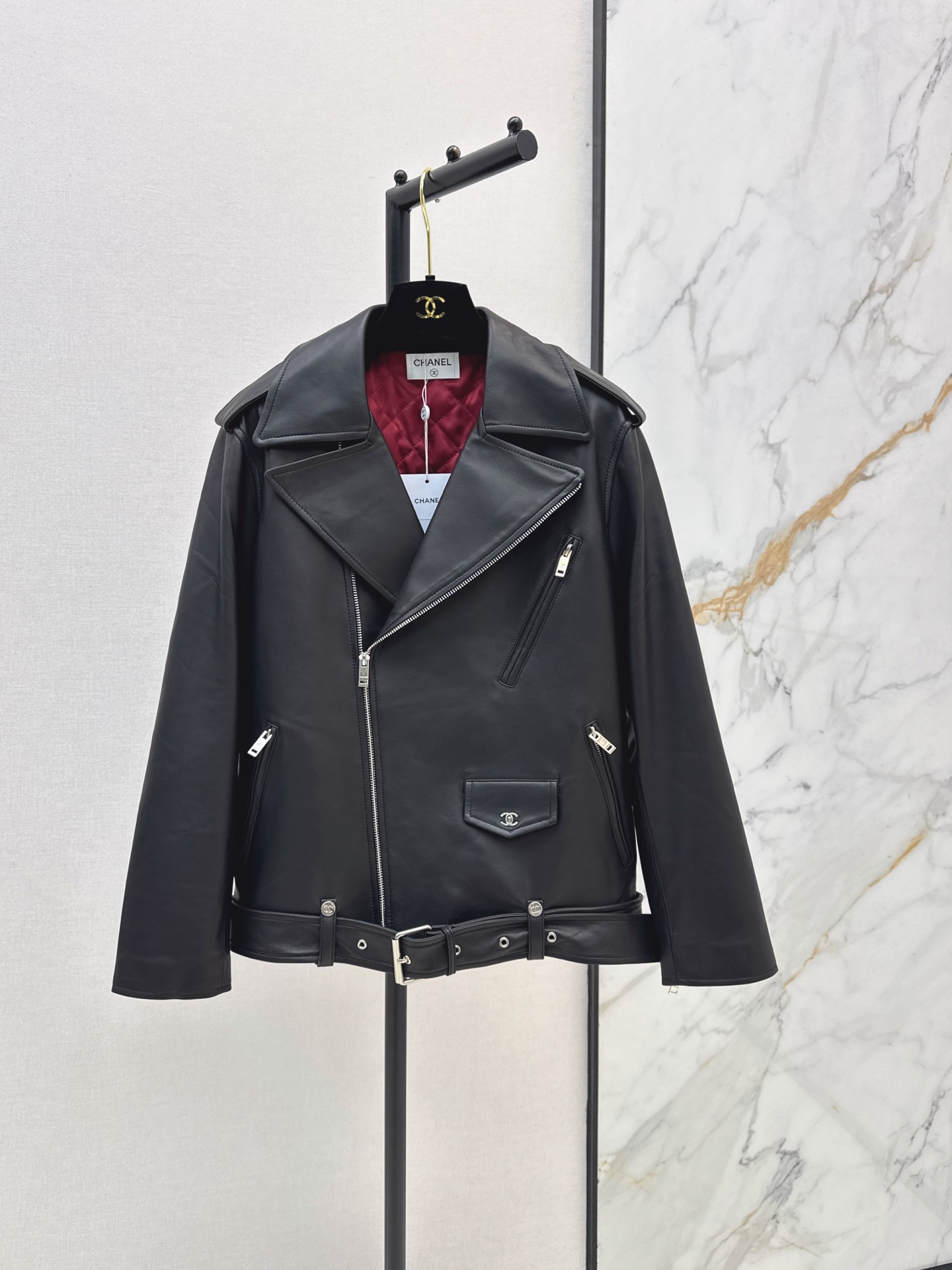 NO:908228,Jennie's same style, C's 26Ss - the latest cool and handsome motorcycle jacket in early autumn. The leather jacket has an A and sassy waist design. The upper body is neat and casual, chic and handsome. The original custom-made sheep oil wax leather imported from the UK is oily, tough, delicate, wide and has a great texture. The lining is quilted + 100% lambskin fabric. The non-selective version is very high-end. Customized metal zipper decoration creates a fashionable styling artifact. One color sml,,chanel,jackets &  coats,jackets & coats,leather jacket,sheepskin,19860909Jennie同款 C家 26Ss————早秋最新款酷帅机车夹克皮衣外套又A又飒束腰设计版型上身利落随性 潇洒帅气 原版定制英国进口绵羊油蜡皮料 油韧细腻挺阔质感超赞 内里夹棉+百分百小羊皮面料 不挑人版型非常高级 定制金属拉链装饰打造时髦造型神器 一色sml,,chanel,jackets & coats,jackets & coats,leather jacket,sheepskin,,Women's clothing