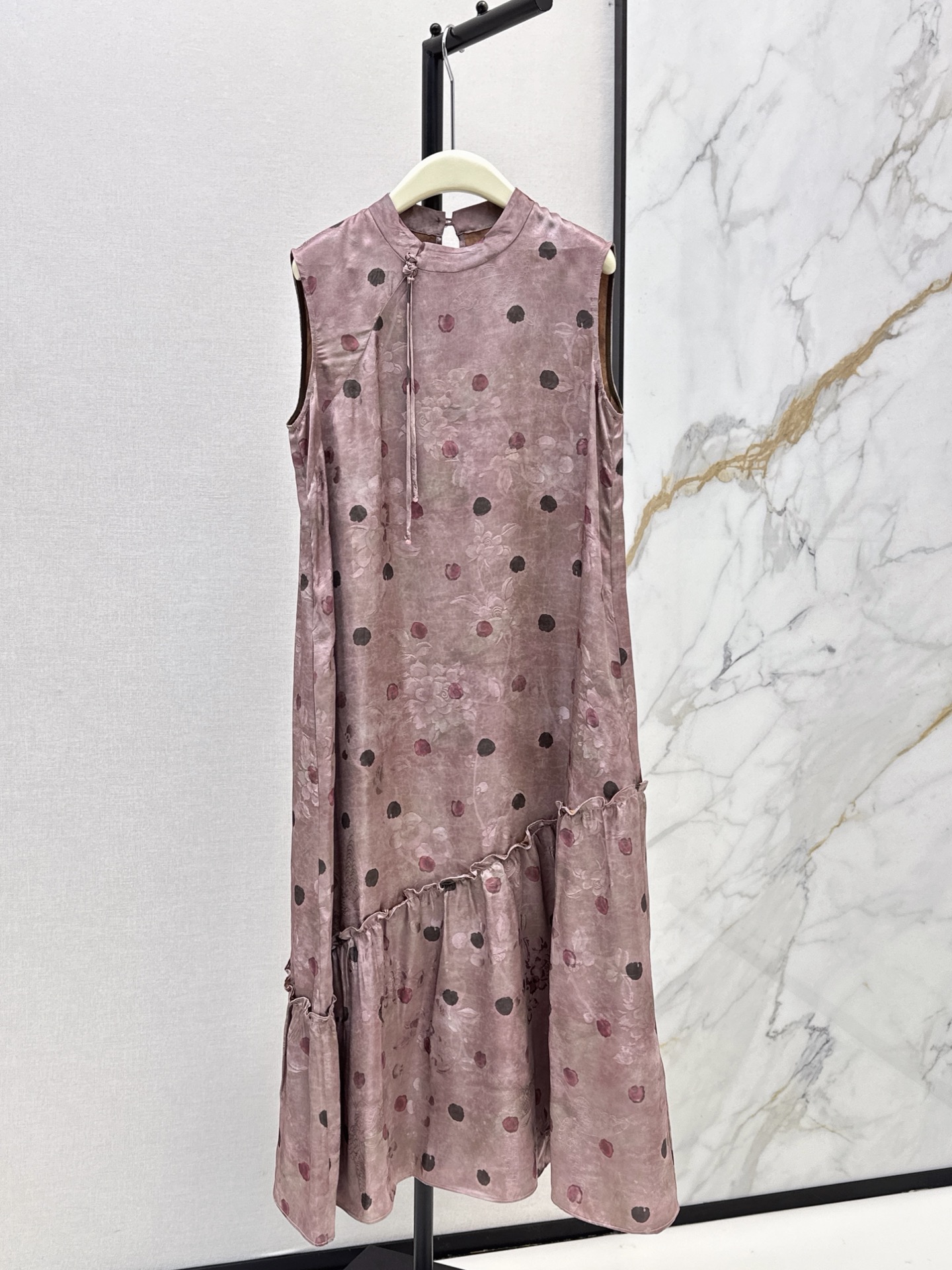NO:908222,Fashionable design 26Ss————The latest new Chinese style plate buckle polka-dot sleeveless vest long dress for spring and summer is made of rayon fragrant cloud yarn fabric. It has a dark jacquard texture. The surface is old and cracked and has a high-end texture. The inside is smooth and skin-friendly. It has a retro soft light texture. It takes into account comfort and national style charm. Two-color smlxl,,skirts,19860909时髦众设计 26Ss————春夏最新款新中式盘扣波点无袖背心长款连衣裙甄选人丝香云纱面料 自带暗纹提花肌理 表层做旧裂纹质感高级 内里顺滑亲肤 自带复古柔光质感 兼顾舒适与国风韵味 两色smlxl,,skirts,,Women's clothing