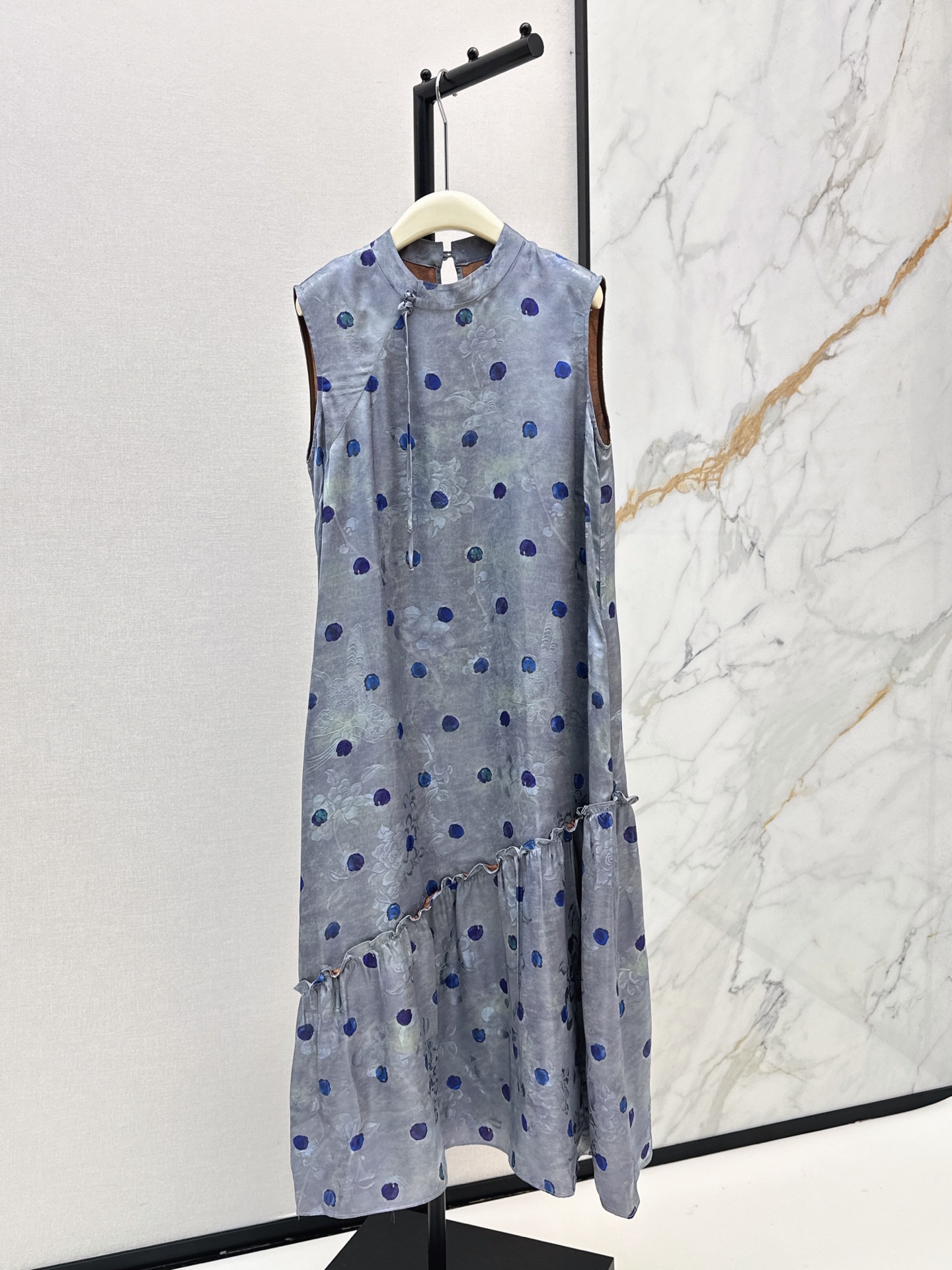 NO:908216,Fashionable design 26Ss————The latest new Chinese-style plate buckle polka-dot sleeveless vest long dress for spring and summer is made of rayon fragrant cloud yarn fabric. It has a dark jacquard texture. The surface is aged and cracked and has a high-end texture. The inside is smooth and skin-friendly. It has a retro soft light texture. It takes into account comfort and national style charm. Two-color smlxl,,skirts,19860909时髦设计 26Ss————春夏最新款新中式盘扣波点无袖背心长款连衣裙甄选人丝香云纱面料 自带暗纹提花肌理 表层做旧裂纹质感高级 内里顺滑亲肤 自带复古柔光质感 兼顾舒适与国风韵味 两色smlxl,,skirts,,Women's clothing