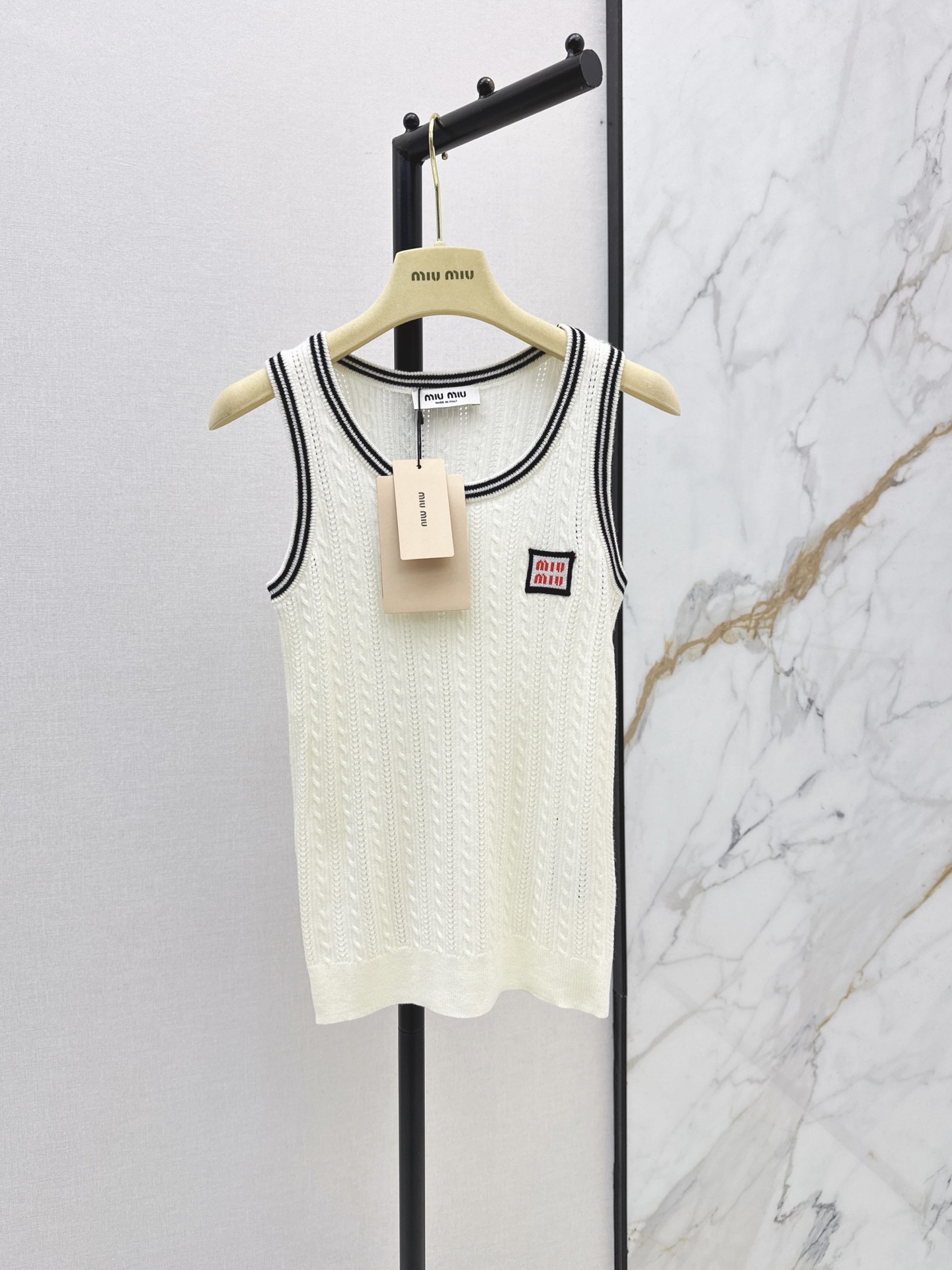 NO:908253,Miu 26Ss————The latest spring and summer white knitted vest is soft and skin-friendly. The light twist texture is super textured. The lapel + V-mouth design is relaxed and elegant. It is versatile to wear alone or layered. The milky white tone is gentle and noble. It is easy to get a retro college style. It can be worn for daily commuting and dating. It is full of girly feeling without losing the sense of high-end. One color sml,,miumiu,19860909Miu 26Ss————春夏最新款白色针织背心软糯亲肤 浅麻花纹理超有质感 翻领+V口设计 松弛又显气质 单穿或叠穿都很百搭 奶白色调温柔显贵 轻松get复古学院风 日常通勤约会都能穿 少女感满满又不失高级感 一色sml,,miumiu,,Women's clothing