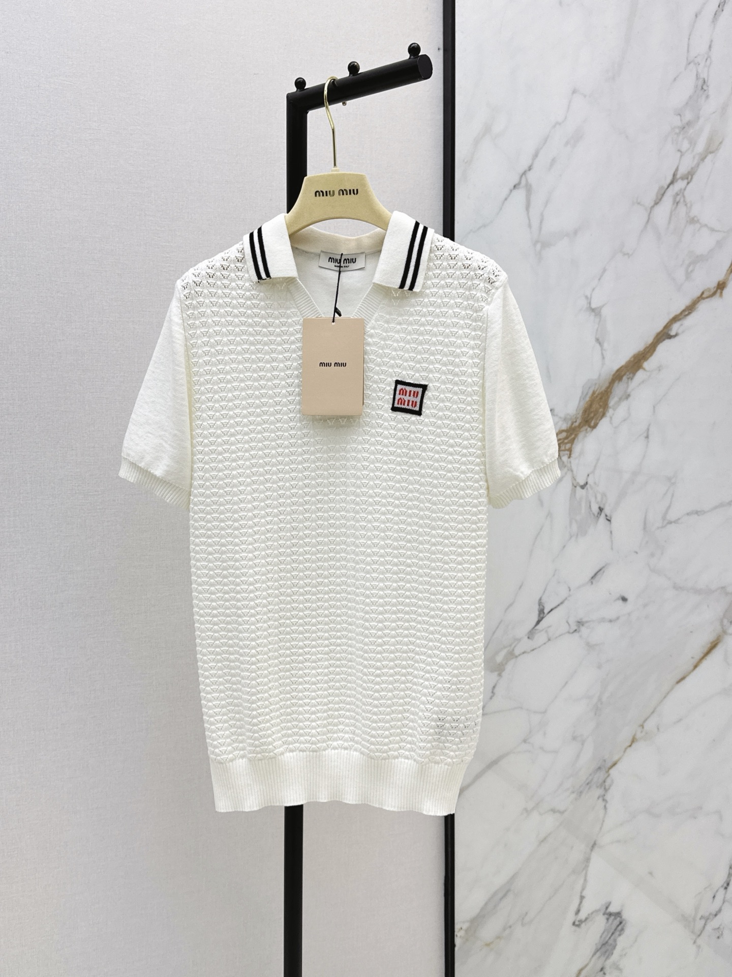 NO:908248,Miu 26Ss————The latest spring and summer tennis series knitted Polo sweater made of white knitted material. V-neck + short-sleeved design. Full of retro college style. The wavy texture of the body is super layered. The embroidered brand badge on the left chest is super eye-catching. The collar stripe decoration has exquisite details. It can be easily managed for daily commuting, dating and leisure. It is great to wear alone or layered. Practical and fashionable. One color sml,,miumiu,T-shirt,19860909Miu 26Ss————春夏最新款网球系列针织Polo针织衫白色针织材质 V领+短袖设计 复古学院风满满 衣身波浪纹理超有层次感 左胸品牌刺绣徽章超吸睛 领口条纹装饰 细节精致 日常通勤约会休闲都能轻松驾驭 单穿或叠搭都很出彩 实用又时髦 一色sml,,miumiu,T-shirt,,Women's clothing