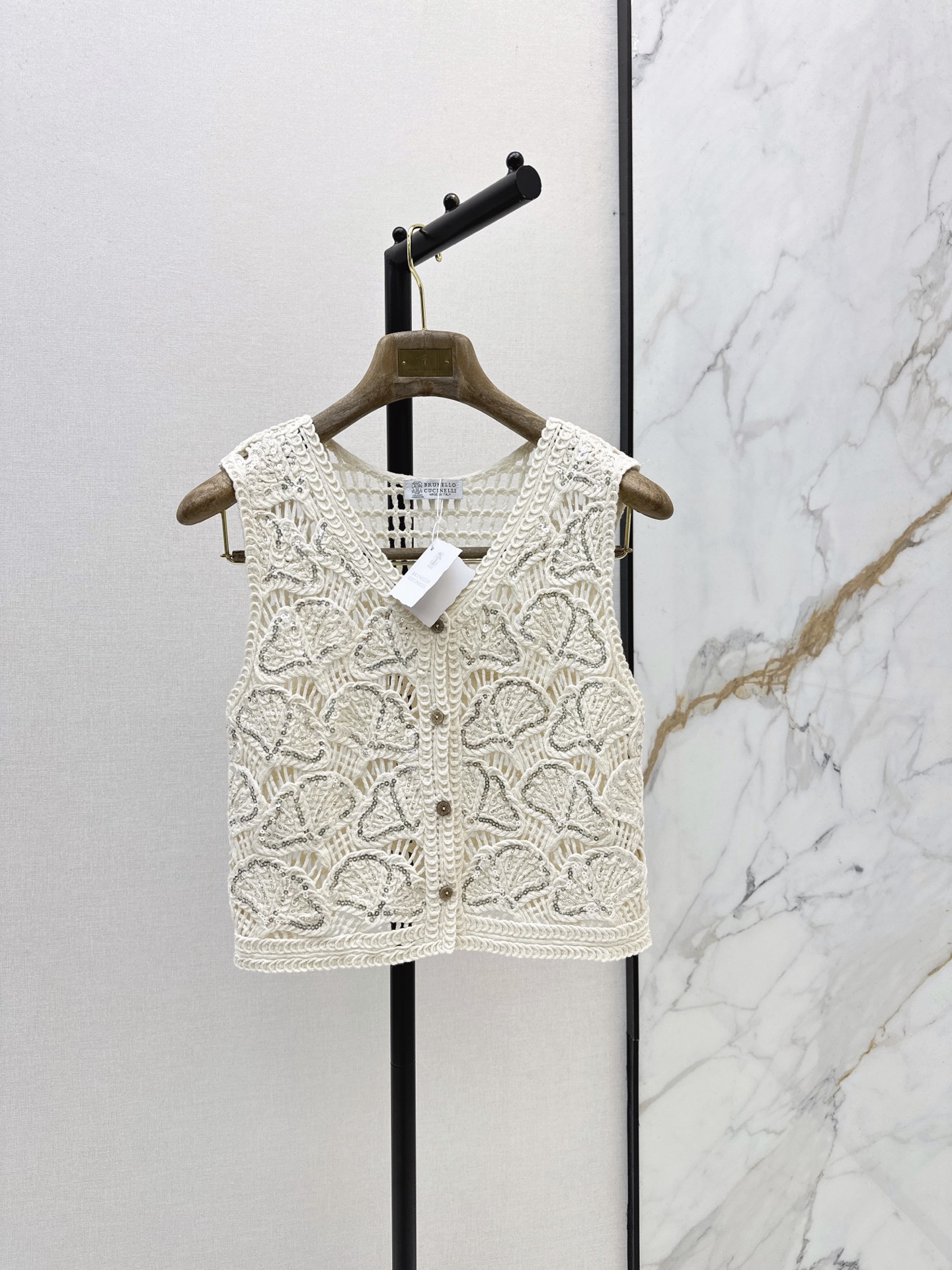 NO:908243,Bc 26Ss————The latest hand-crocheted vest for spring and summer is simple and classic. It is very recognizable. The knitted fabric has good elasticity and is close-fitting and comfortable. It is OK to wear alone or layered in spring and summer. One color ready for sale sml,,19860909Bc 26Ss————春夏最新款手工钩花背心简约又经典 超有辨识度 针织面料弹性好 贴身舒适 春夏单穿或内搭都很OK 一色现货发售sml,,,Women's clothing