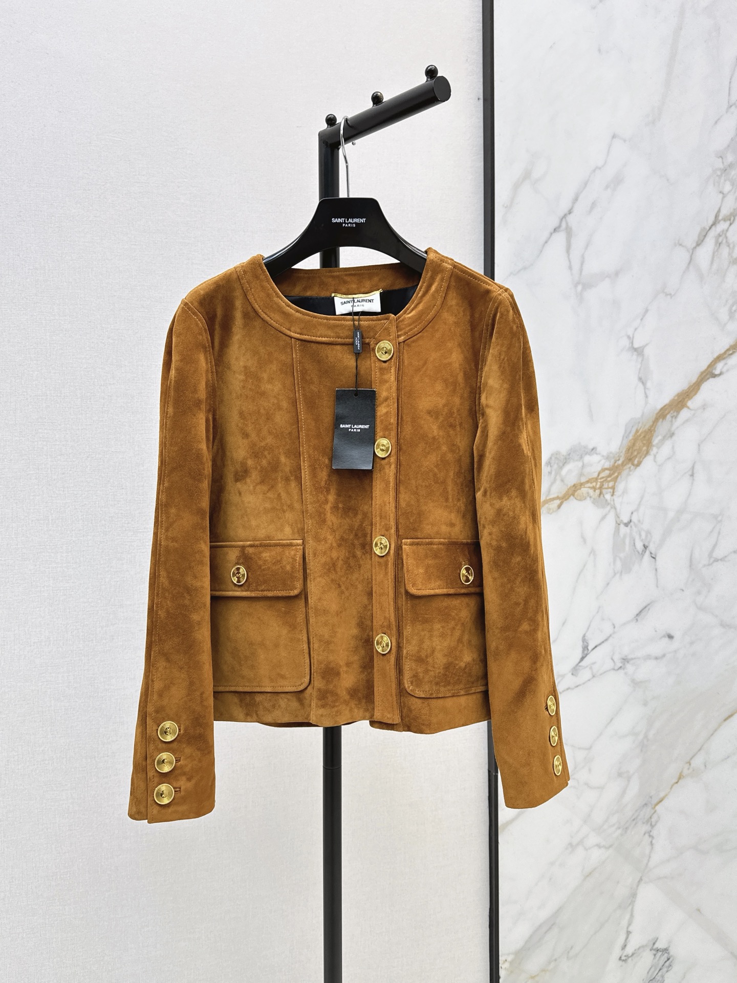 NO:908217,1140SL 26Ss————The latest retro modern fashionable high-definition suede jacket in autumn and winter. Original custom-made imported suede lambskin. The leather is flexible and delicate. Three-dimensional tailoring. Simple yet detailed. I love the retro American college style classic design. It is A and sassy and casual. The temperament is fashionable and high-end. One color sml,,loro piana,jackets & coats,jackets &  coats, sheepskin, chamois leather,198609091140SL 26Ss————秋冬最新款复古摩登时髦高定麂皮绒夹克外套原版定制进口麂皮绒小羊皮 皮质柔韧又细腻 立体剪裁 简约不失细节感 复古美式学院风经典设计超级大爱 又A又飒随性的慵懒风 气质时髦又高级 一色sml,,loro piana,jackets & coats,jackets & coats,sheepskin,chamois leather,,Women's clothing