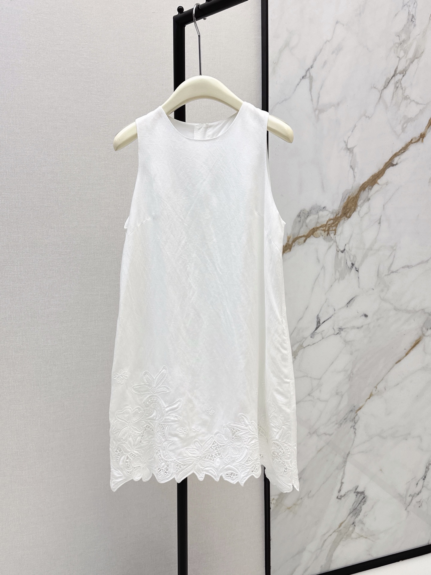 NO:908247,Fashionable design 26Ss————The latest Korean style gentle style hollow floral embroidery lace holiday dress for spring and summer. The sleeveless round neck small white dress can be easily worn by small people. The hem of the skirt is heavily engineered with hollow floral embroidery and three-dimensional flowers. It is exquisite and gentle. It brings a light atmosphere when walking. The embroidery pattern is layered and delicate, adding fairy spirit. One color sml,,skirts,19860909时髦设计 26Ss————春夏最新款韩系温柔风镂空花卉刺绣花边度假连衣裙 无袖圆领小白裙小个子也能轻松驾驭 裙身下摆重工镂空花卉刺绣立体花朵 精致温柔 走动自带轻盈氛围感 刺绣花纹层次细腻 增添仙气 一色sml,,skirts,,Women's clothing