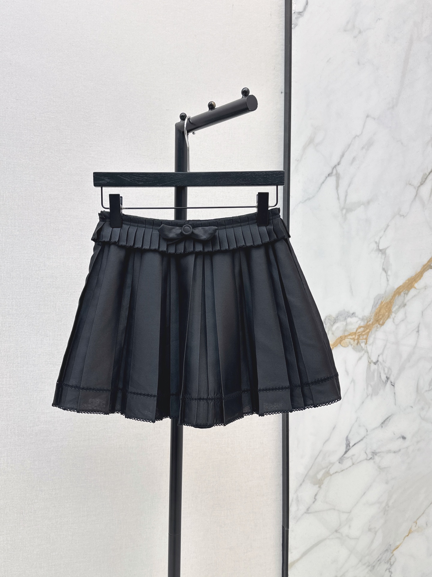 NO:908237,Fashionable design 26Ss————The latest sweet girl college-style pleated skirt in spring and summer has double-layered pleats on the waist with three-dimensional bows. It has an age-reducing atmosphere. The whole skirt is evenly and neatly pressed with wide pleats. It is stiff and not easy to collapse. It has a smooth satin texture. It can be matched with various T-shirts or shirts. It is a must-have for fashion. The skirt has a circle of exquisite hollow lace and is full of girlishness. Two-color sml, skirts, shirts, tees, t-shirt,19860909时髦设计 26Ss————春夏最新款甜妹学院风百褶半裙腰头做双层木耳边褶皱搭配立体蝴蝶结 自带减龄氛围 整裙均匀工整压出宽百褶 挺括不易塌 缎面光滑质感 各种T恤或者衬衫都能搭 时髦精必备 裙摆一圈精致镂空蕾丝花边少女感十足 两色sml,,skirts,shirts,tees，t-shirt,,Women's clothing