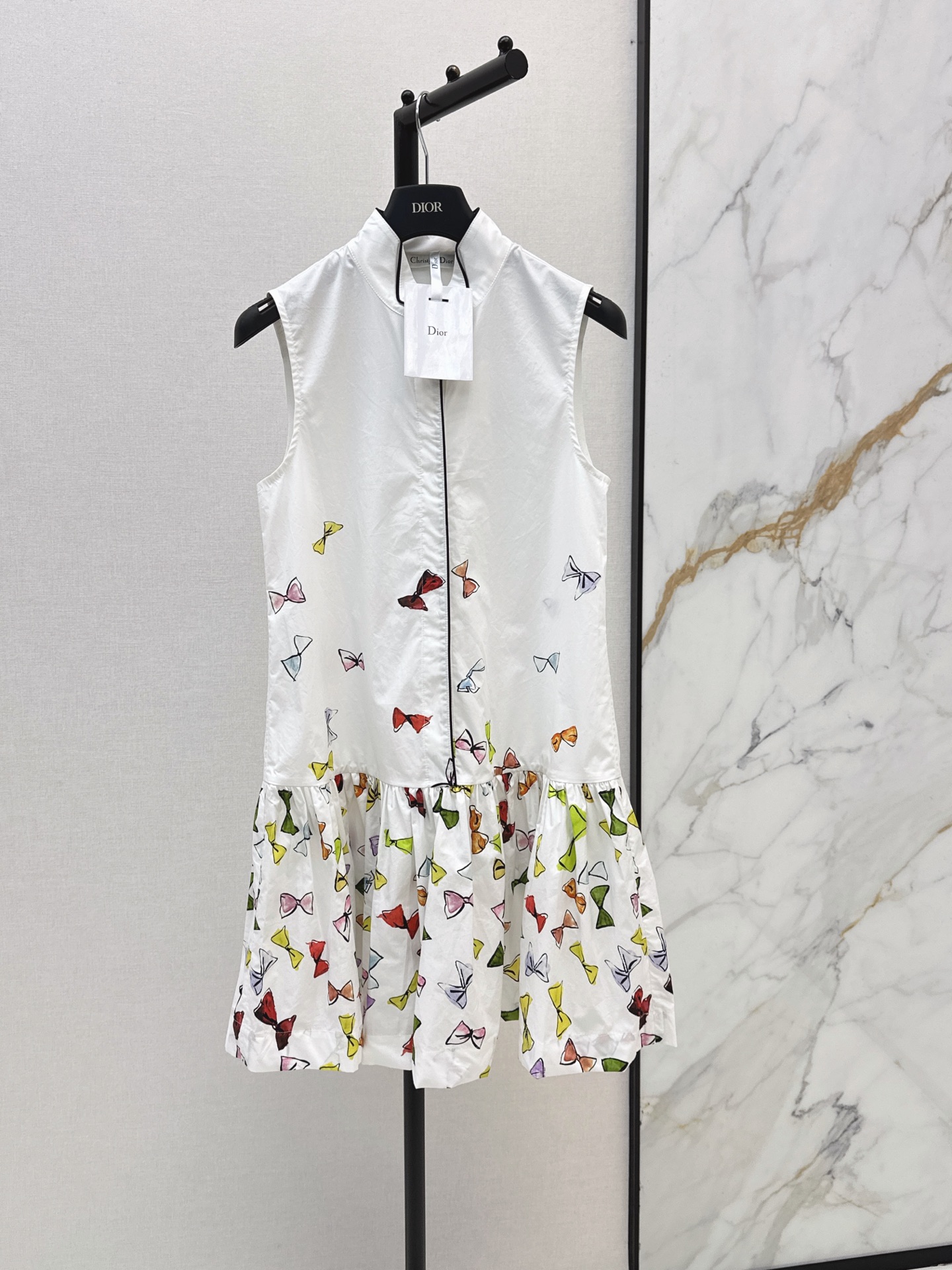 NO:908232,CD 26Ss————The latest colorful bow-printed sleeveless dress for spring and summer. Pleated small collar, straight ruffle skirt, playful and casual design. Easily get the French elegant look. Customized contrast piping technology. Lightweight pure cotton fabric is breathable and comfortable. Suitable for spring and summer. Easy to control for daily commuting and vacation. Must-have artifact for Bai Fumei. One color sml,,skirts,19860909CD 26Ss————春夏最新款彩色蝴蝶结印花无袖连衣裙 翻褶小衬领直筒荷叶边裙摆版型设计俏皮随性 轻松get法式优雅Look 定制撞色滚边工艺轻薄纯棉面料透气舒适 春夏穿着都超合适 日常通勤度假都能轻松驾驭 白富美必备神器 一色sml,,skirts,,Women's clothing