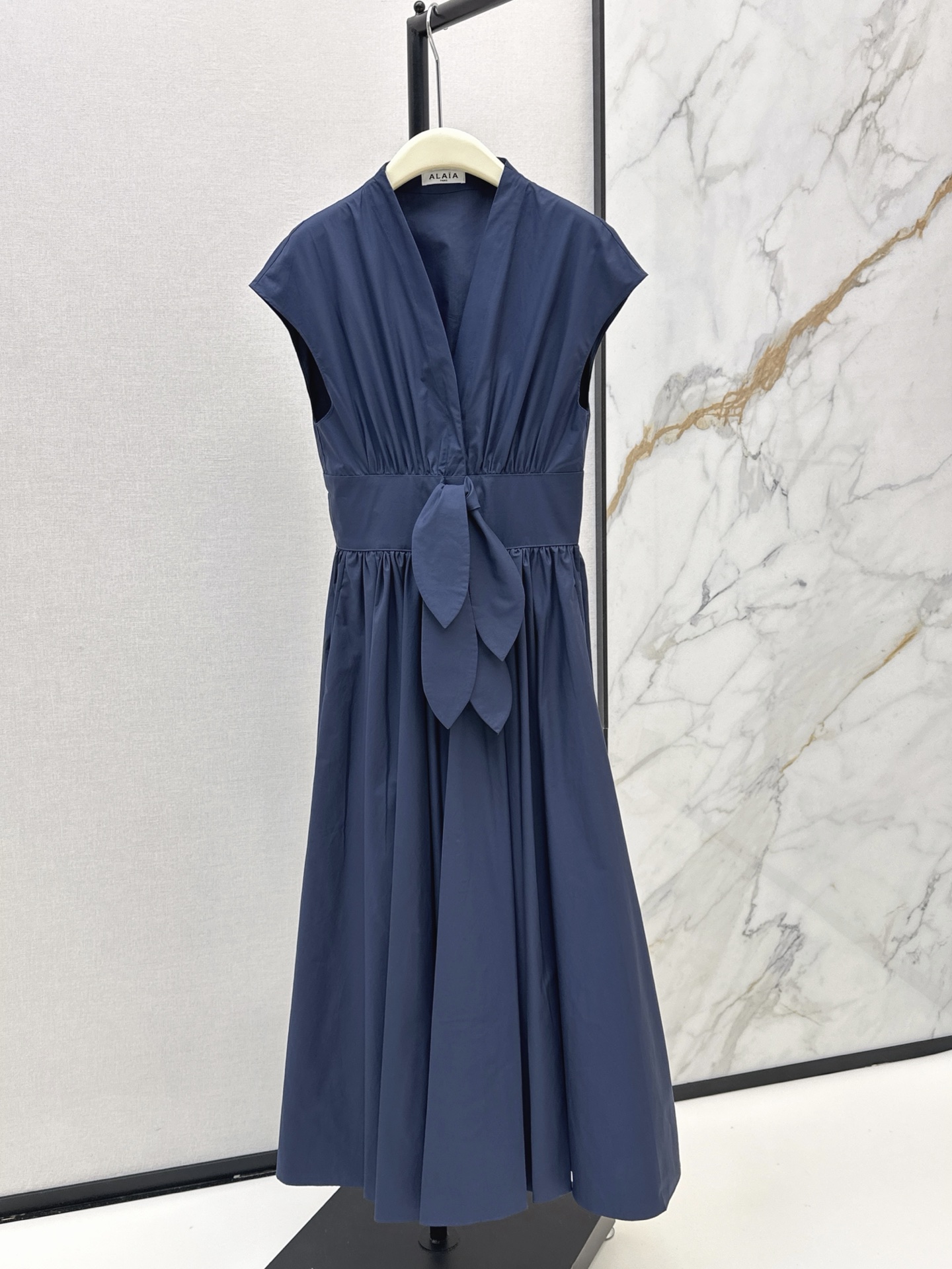 NO:908227,Ala 26Ss————The latest spring and summer V-neck long dress with rabbit ear strap design. Super beautiful French elegant and romantic temperament~ The waistband is decorated with a bow. It is made of pure cotton fabric and the material is nearly 4 meters long. It is cut to an oversized skirt. Two-color sml,,skirts,19860909Ala 26Ss————春夏最新款兔耳朵绑带设计V领长款连衣裙 超美法式优雅浪漫气质～ 腰封系蝴蝶结装饰 采用纯棉面料材质用料将近4米到超大裙摆剪裁 两色sml,,skirts,,Women's clothing