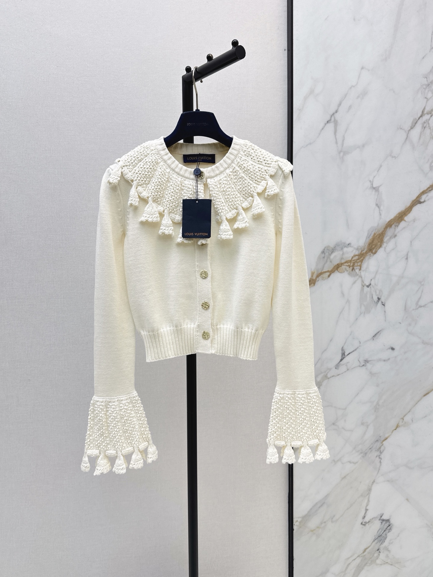 NO:908221,Ouyang Nana's same style L's 26Ss——Early autumn's latest three-dimensional tassel cape design round neck cardigan three-dimensional hand-crocheted tassels Customized wool yarn Comes with a retro filter The round neck style is neat and eye-catching The soft and waxy texture is versatile for daily use Wear alone is a French retro girl. Layer it inside to show more layering. A gentle formula to unlock high-end luxury wear in autumn and winter~ One color ready for sale sml,, louis vuitton,19860909欧阳娜娜同款 L家 26Ss————早秋最新款立体流苏斗篷设计圆领开衫立体手工钩花流苏 定制羊毛纱线 自带复古滤镜 圆领版型利落吸睛 软糯质感日常又百搭 单穿是法式复古少女 叠穿内搭更显层次 一件解锁秋冬高奢穿搭的温柔公式～ 一色现货发售sml,,louis vuitton,,Women's clothing