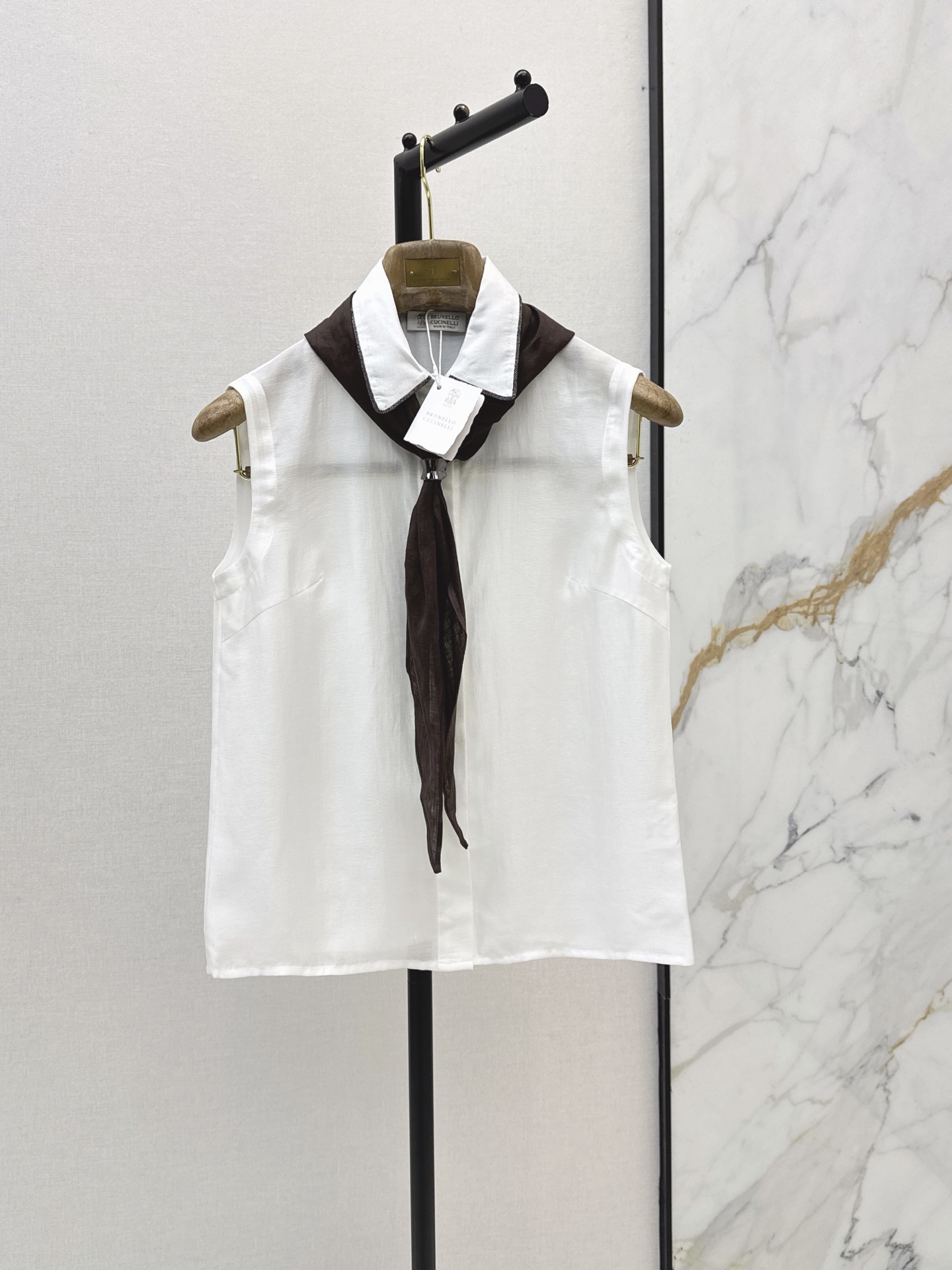 NO:908200,Bc 26Ss————The latest early autumn scarf-embellished sleeveless lapel shirt with H-shaped lapel design. Advanced Italian minimalist style. It has a casual and lazy effect. It is very fashionable and versatile. One color sml,, shirts,19860909Bc 26Ss————早秋最新款丝巾装饰无袖翻领衬衫H版型翻领设计 高级意式极简风穿搭 自带随意慵懒的效果 很时髦又百搭 一色sml,,shirts,,Women's clothing