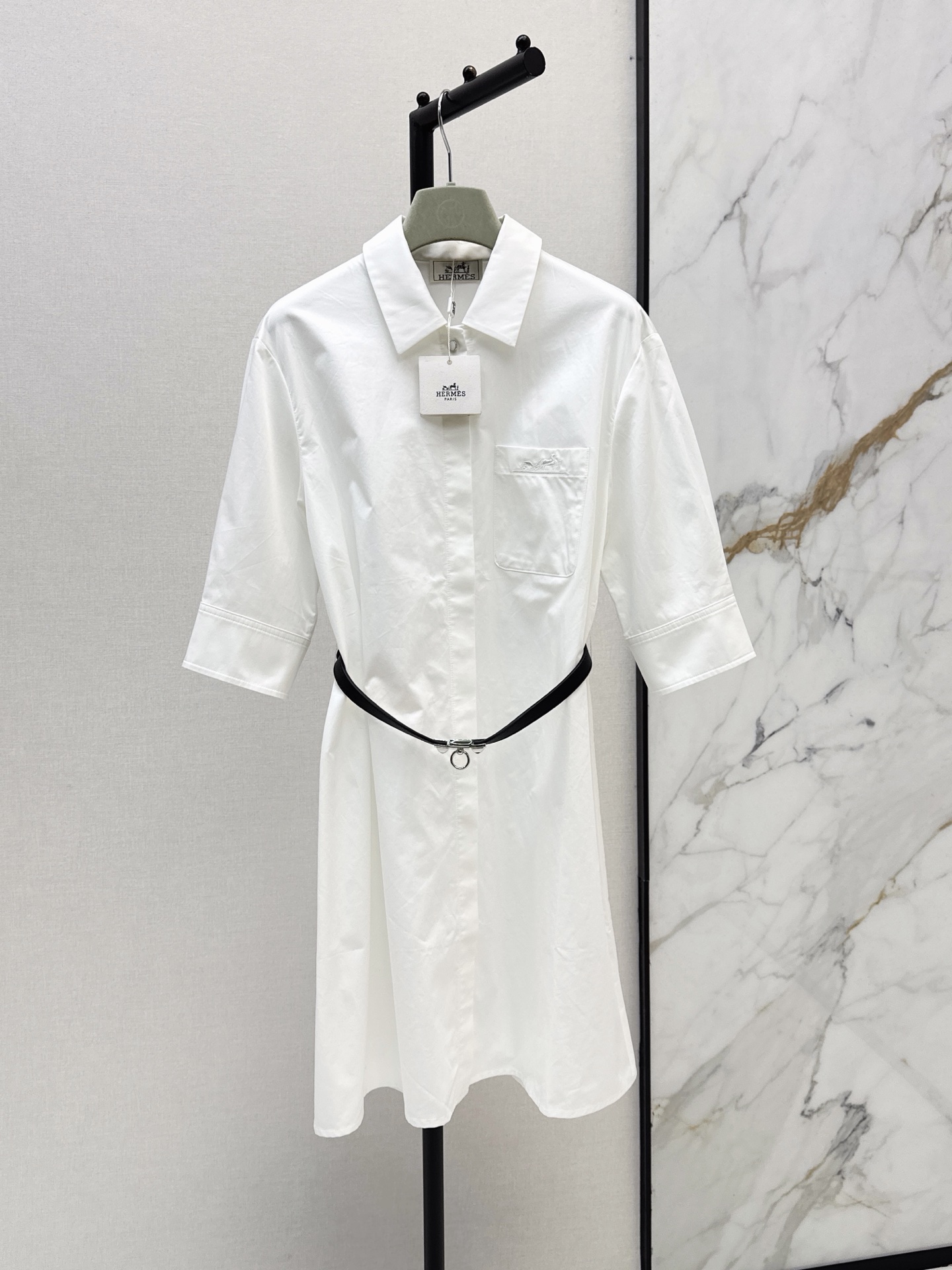 NO:908195,Old money and fashionable Her 26Ss————The latest minimalist mid-sleeve shirt dress for spring and summer, customized with high-quality poplin cotton fabric. The whole tailoring is superb. The waist belt is designed to tighten the waist. The upper body is huge and tall. It is OK for vacation or daily commuting. One color sml l,,skirts,shirts,19860909老钱时髦 Her 26Ss————春夏最新款极简中袖衬衫式连衣裙定制高品质府绸棉面料 整个剪裁超棒 腰部腰带收腰设计 上身巨显高 度假或者日常通勤都OK 一色sml l,,skirts,shirts,,Women's clothing