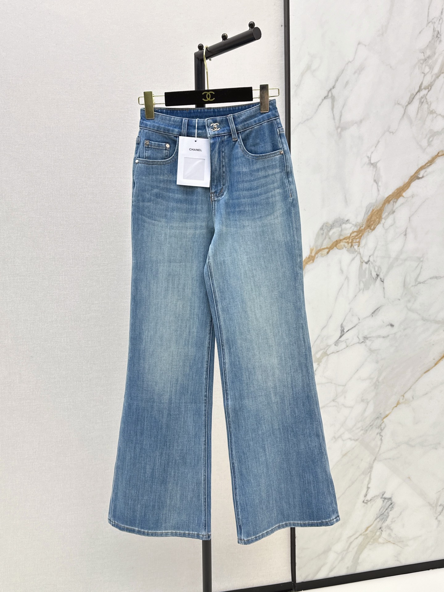 NO:908984,C's 26Ss - the latest style of distressed washed straight jeans for spring and summer. The whole piece is three-dimensional. It is all-around exquisite and can be worn by celebrities. The upper body is super covered and slimming. The proportion of the legs is super stretched. It is a great item to match. It is simple and refreshing. It has a refreshing and fashionable sense of high-end. It is elegant and fashionable in daily life. It is very versatile. The color is very beautiful. The fabric is high-end and textured. A must-have for dates and shopping. One color smlxlxxl,,chanel,jeans,19860909C家 26Ss————春夏最新款做旧洗水直筒牛仔裤 整件立体剪裁 全方位精致做明星穿搭 上身超级遮肉显瘦 超拉腿部比例 巨好搭配的单品 简简单单 穿出清爽时髦的高级感 日常优雅又时髦巨百搭 颜色很好看 面料高级又有质感 约会逛街必备 一色smlxlxxl,,chanel,jeans,,Women's clothing