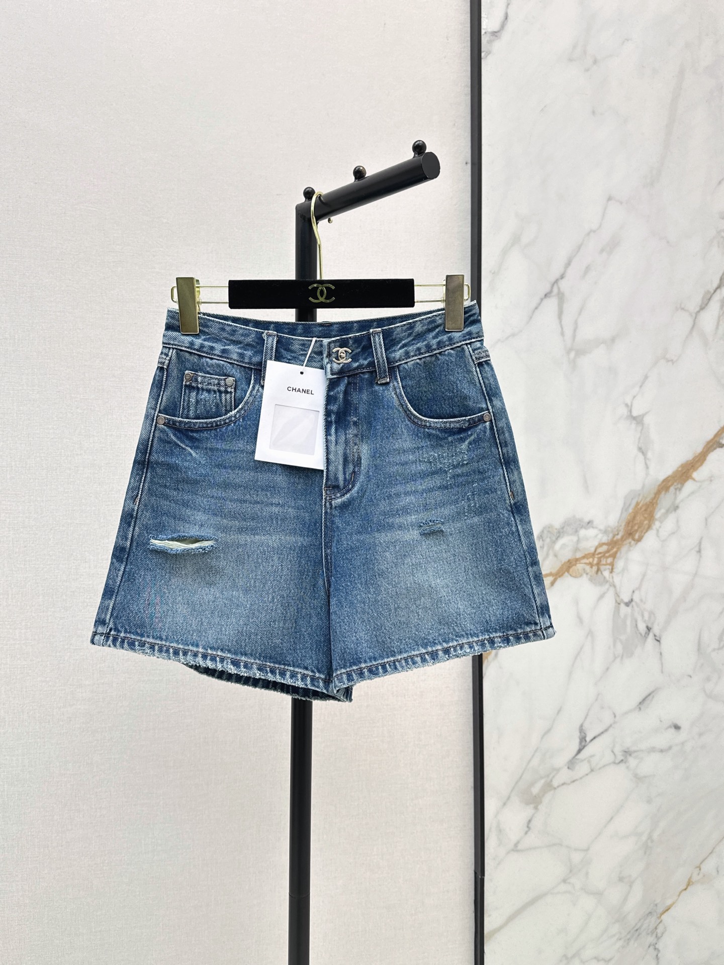 NO:908979,C Home 26Ss————The latest spring and summer versatile washed distressed denim shorts. The whole piece is three-dimensional. It is all-round and exquisite to be worn by celebrities. The upper body is super covered and slimming. The legs are super stretched. It is a great item to match. It is simple. It can be worn with a refreshing and fashionable sense of high-end. It is elegant and fashionable in daily life. It is very versatile. The color is very good-looking. The fabric is high-end and textured. A must-have for dates and shopping. One color smlxlxxl,,chanel,shorts,19860909C家 26Ss————春夏最新款百搭洗水做旧牛仔短裤 整件立体剪裁 全方位精致做明星穿搭 上身超级遮肉显瘦 超拉腿部比例 巨好搭配的单品 简简单单 穿出清爽时髦的高级感 日常优雅又时髦巨百搭 颜色很好看 面料高级又有质感 约会逛街必备 一色smlxlxxl,,chanel,shorts,,Women's clothing