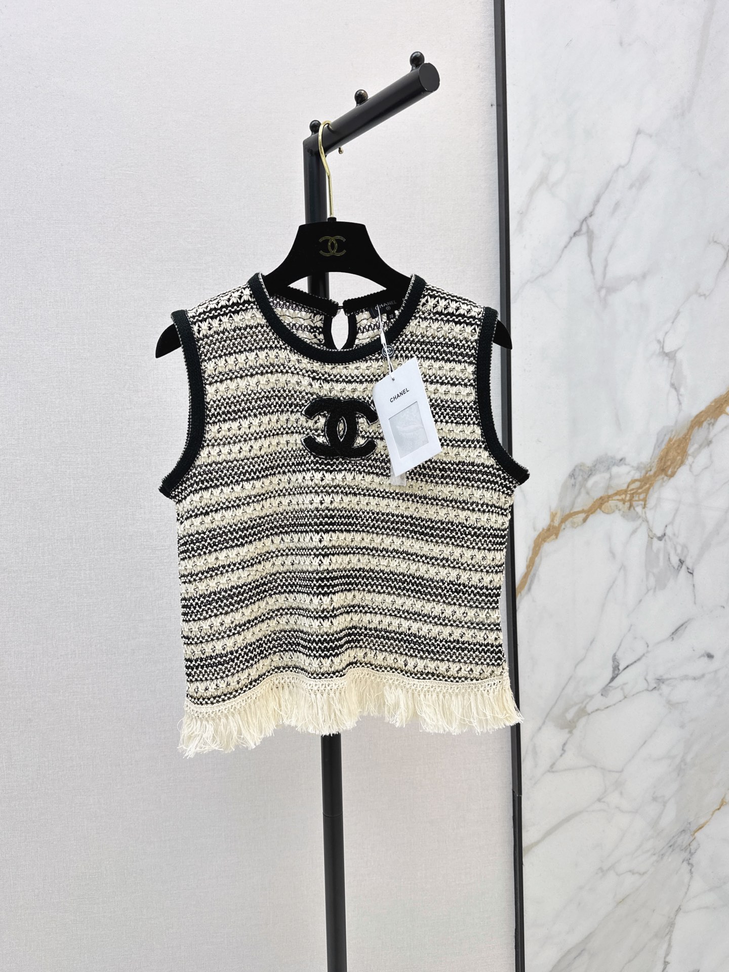 NO:908974,C Home 26Ss————The latest spring and summer fringed knitted vest with black and white stripes + hollow crochet. Full of French retro feel. Round neck and sleeveless design. Super refreshing for summer. The fringed hem is super layered and dry. The brand is highly recognizable. The knitted fabric is breathable and comfortable. It can be easily used for commuting and vacation. It looks great with jeans or long skirts. One color sml,,chanel,skirts,jeans,19860909C家 26Ss————春夏最新款流苏针织背心黑白条纹+镂空钩花 法式复古感满满 圆领无袖设计 夏天穿超清爽 流苏下摆超有层次干 品牌辨识度拉满 针织面料透气舒适 通勤度假都能轻松驾驭 搭牛仔裤or长裙都很出片 一色sml,,chanel,skirts,jeans,,Women's clothing