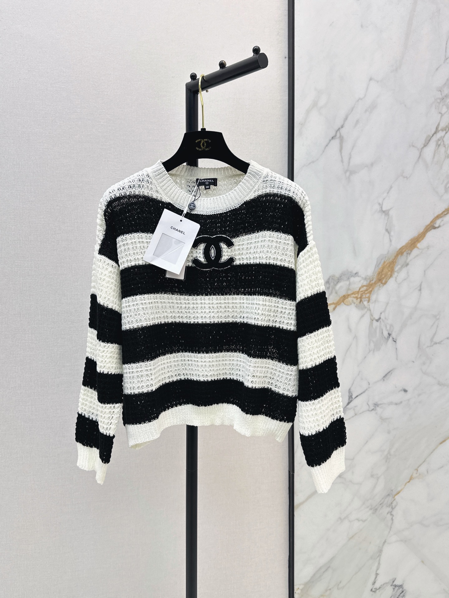 NO:908969,C Home 26Ss————The latest classic black and white striped sweater in early autumn. Classic wide stripes + double C Logo on the chest. Highly recognizable. The knitted fabric is soft and comfortable. The loose version is super casual. It is OK for daily wear or layering. The black and white color matching is versatile. It can be easily matched with jeans and skirts. It can be switched between elegant and casual at will. A must-have for fashionistas. One color sml,,chanel,skirts,jeans,sweaters,19860909C家 26Ss————早秋最新款经典黑白条纹毛衣经典宽条纹+胸前双C Logo 辨识度超高 针织面料柔软舒适 宽松版型超显随性 日常穿搭或叠穿都很OK 黑白配色百搭 轻松搭配牛仔裤半裙 优雅休闲随心切换 时髦精们必入 一色sml,,chanel,skirts,jeans,sweaters,,Women's clothing