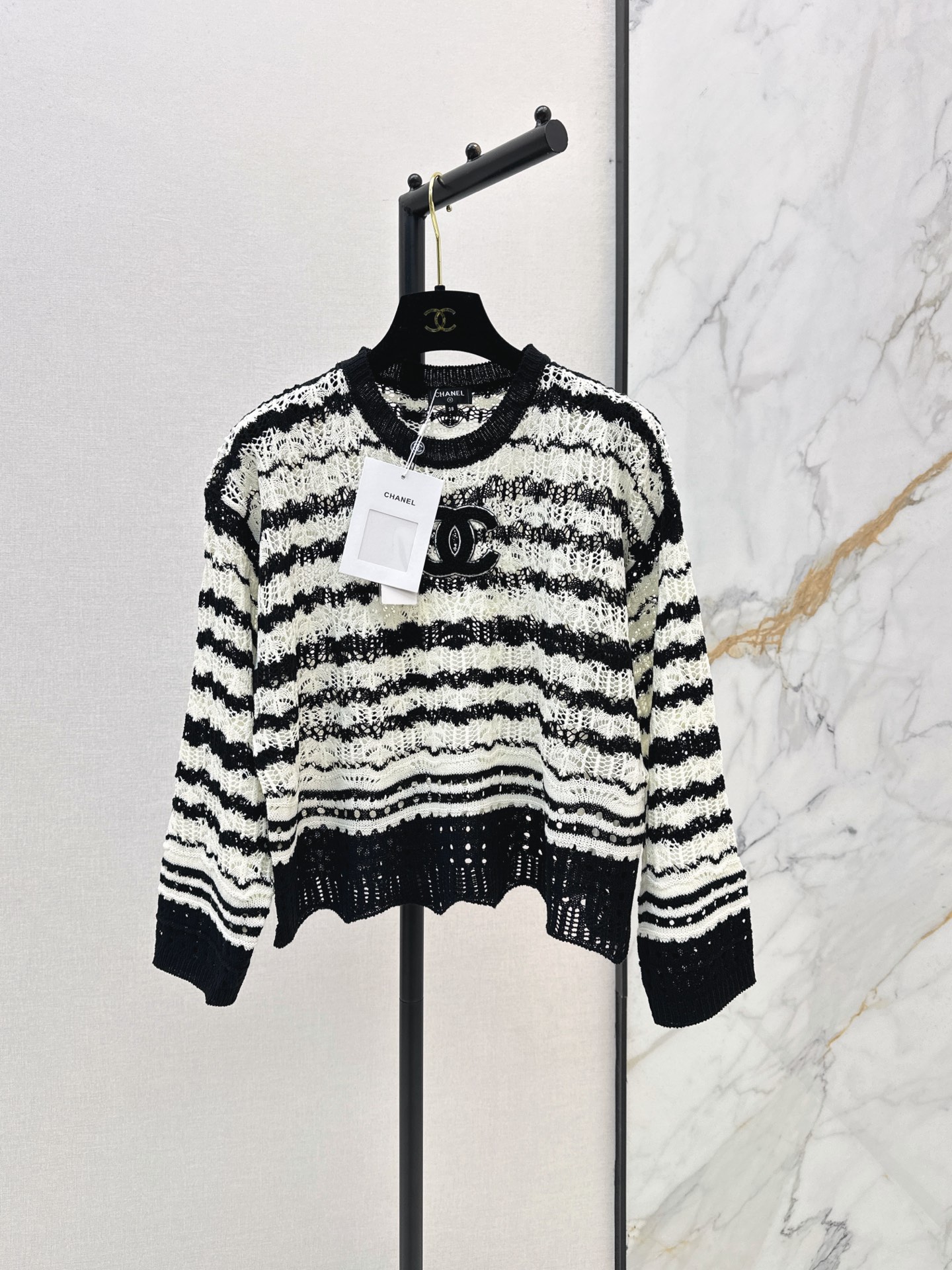NO:908964,C Home 26Ss————The latest classic black and white striped sweater in early autumn, classic wavy intercolor stripes + double C Logo on the chest, highly recognizable. The knitted fabric is soft and comfortable. The loose fit is very casual. It is OK for daily wear or layering. The black and white color matching is easy to match with jeans and skirts. It can be switched between elegant and casual at will. A must-have for fashionistas. One color sml,,chanel,skirts,jeans,sweaters,19860909C家 26Ss————早秋最新款经典黑白条纹毛衣经典波浪间色条纹+胸前双C Logo 辨识度超高 针织面料柔软舒适 宽松版型超显随性 日常穿搭或叠穿都很OK 黑白配色百搭 轻松搭配牛仔裤半裙 优雅休闲随心切换 时髦精们必入 一色sml,,chanel,skirts,jeans,sweaters,,Women's clothing
