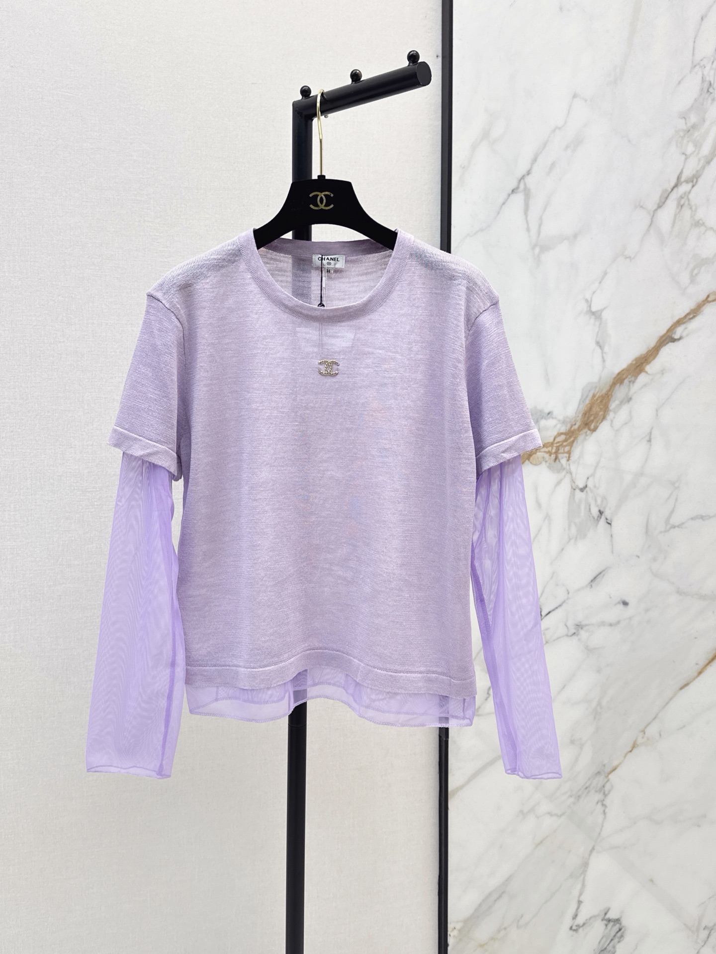 NO:908959,C Home 26Ss————The latest mesh splicing fake two-piece sweater for spring and summer is made of light and breathable knitted fabric. It is paired with mesh long sleeves of the same color. It is full of layers. The round neck design is simple and elegant. The double C metal logo on the chest is very recognizable. It can be easily controlled for daily commuting or leisure. It goes well with jeans or skirts. It is easy to create a high-end style. Three colors sml,,chanel,skirts,jeans,19860909C家 26Ss————春夏最新款网纱拼接假两件针织衫采用轻薄透气针织面料 搭配同色网纱长袖 层次感满满 圆领设计简约大方 胸前双C金属标志超有辨识度 日常通勤或休闲都能轻松驾驭 搭配牛仔裤或半裙都很出彩 轻松打造高级感穿搭风格 三色sml,,chanel,skirts,jeans,,Women's clothing