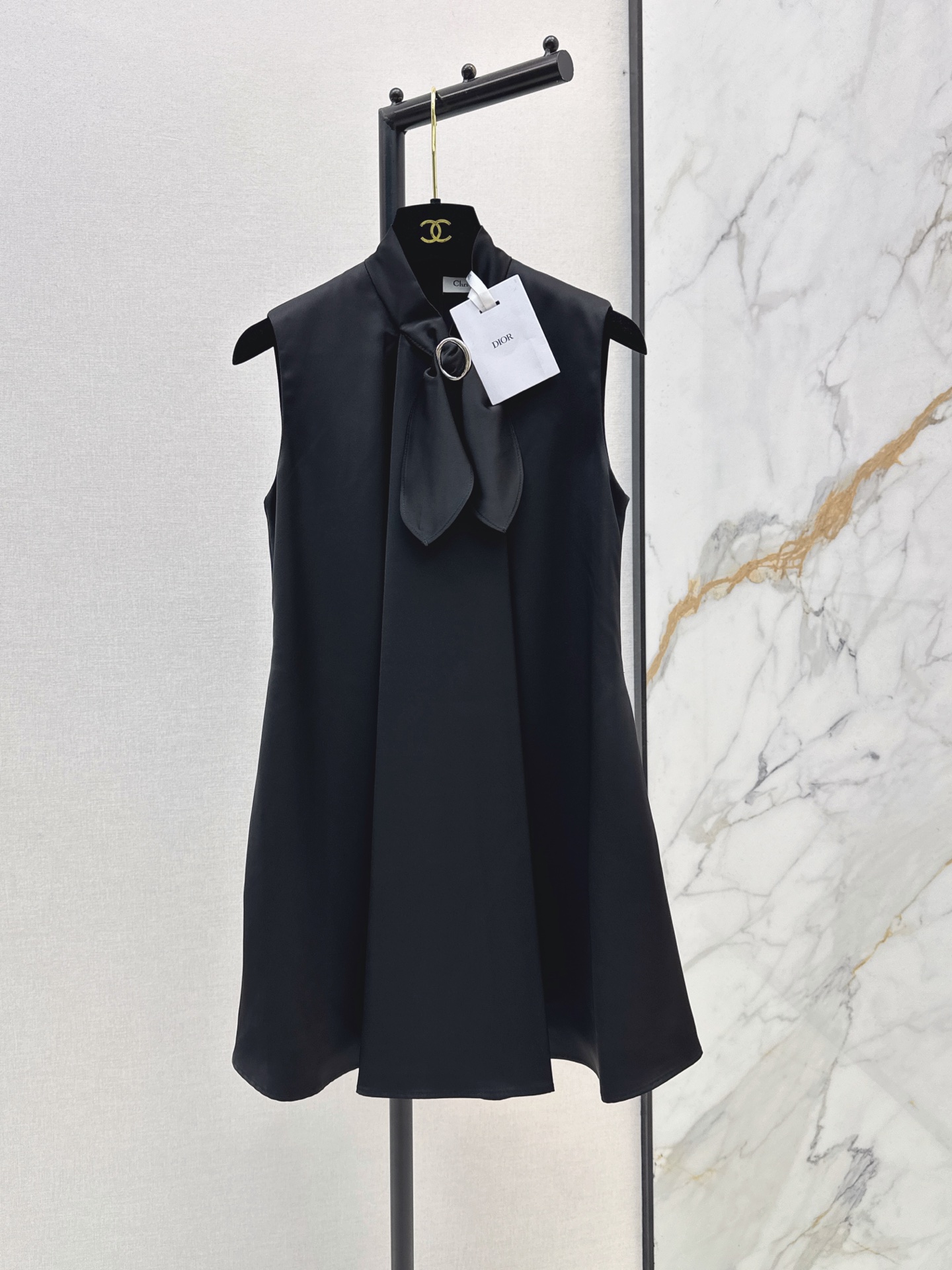 NO:908954,CD 26Ss————The latest black sleeveless dress for spring and summer. The neckline bow is matched with metal rings. It is elegant and neat. The smooth drape fabric has a low-key luster. The upper body is light and generous. Loose A-line shape. The neckline is embellished with a bow. It does not choose the body shape and hides the muscles to look slim. Suitable for daily commuting and dating. Simple and timeless. One color smlxl,,skirts,19860909CD 26Ss————春夏最新款黑色无袖连衣裙 领口蝴蝶结搭配金属圆环 优雅利落 顺滑垂坠面料 自带低调光泽感 上身轻盈大方 宽松A字版型 领口蝴蝶结点缀 不挑身形藏肉显瘦 日常 通勤 约会都合适 简约永不过时 一色smlxl,,skirts,,Women's clothing