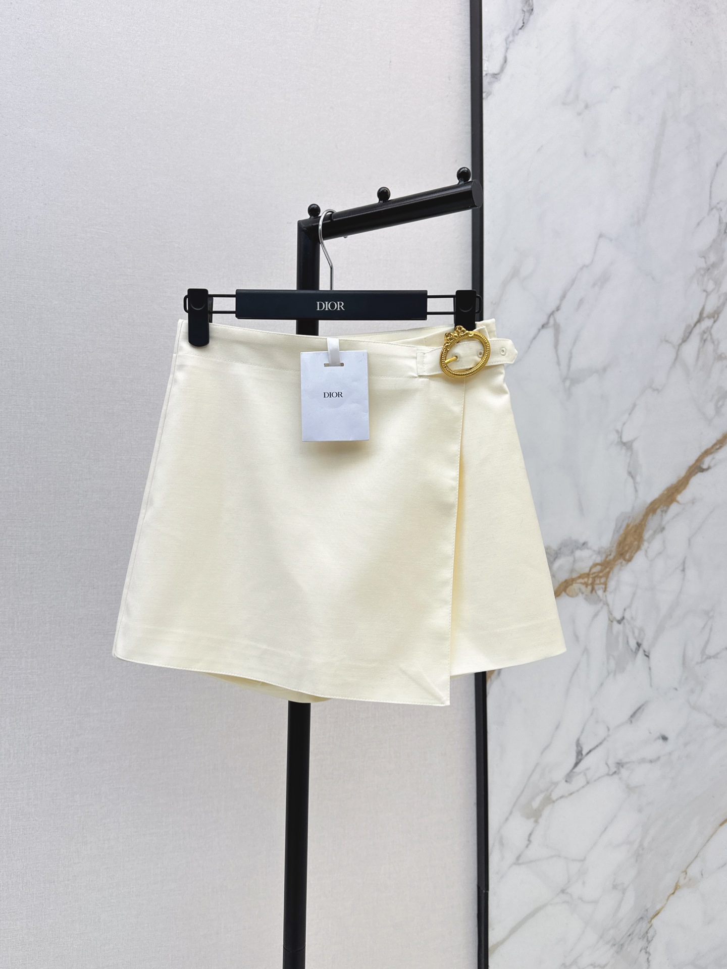 NO:908950,CD 26Ss————The latest spring and summer milk white high-waisted culottes, high-waisted design + golden ring buckle, simple and super recognizable, the fabric is crisp and stylish, the high waist modifies the crotch line, makes you look thinner and taller, the shorts design at the back, the A-line version is versatile, can be easily used for commuting, dating, and daily life. It goes well with sweaters, shirts or suit jackets. One color smlxl,,skirts,shorts,jackets & coats,shirts,business  suit,19860909CD 26Ss————春夏最新款奶白色高腰裙裤高腰设计+金色圆环扣 简约又超有辨识度 面料挺括有型 高腰修饰胯部线条 显瘦又显高 后面是短裤设计 A字版型百搭 通勤 约会 日常都能轻松驾驭 搭配针织衫 衬衫或西装外套都很出彩 一色smlxl,,skirts,shorts,jackets & coats,shirts,business suit,,Women's clothing