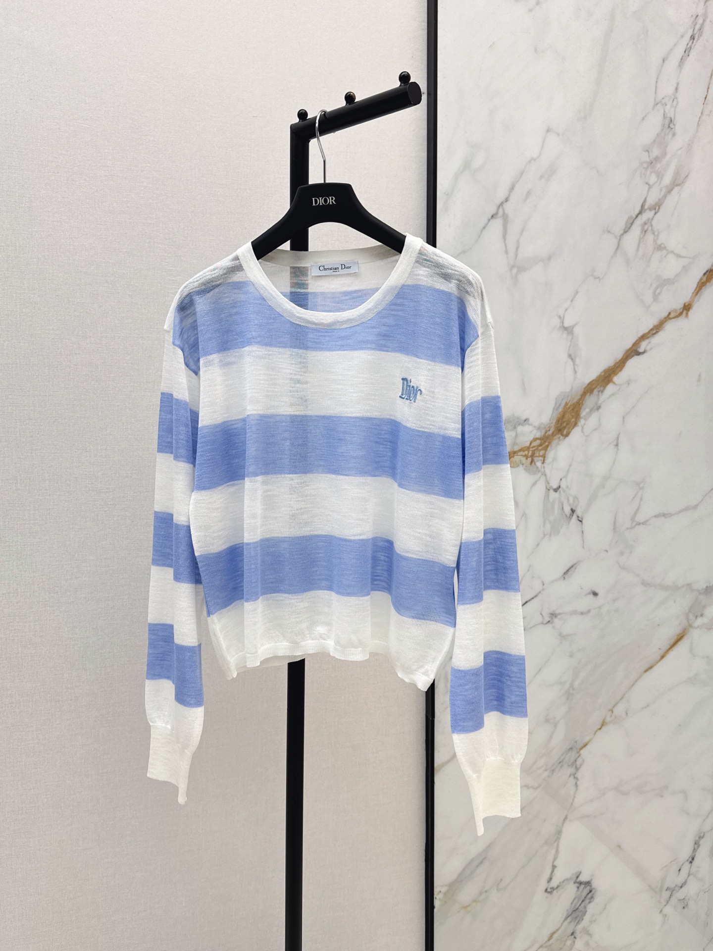 NO:908941,CD 26Ss————Latest spring and summer letter embroidered loose striped long-sleeved sweater with long-sleeved letter embroidery. Highly recognizable. Low-key luxury. People who know it can recognize it at a glance. Loose version. Covers the flesh and makes you look slimmer. Fat sisters can also wear it like paper figures. The sense of laziness is straight forward. Classic and fashionable. Tencel fabric feels soft and delicate, as gentle as being wrapped in clouds ~ two-color sml,,19860909CD 26Ss————春夏最新款字母刺绣宽松条纹长袖针织衫长袖字母刺绣 辨识度拉满 低调奢华 懂的人一眼认出 宽松版型 遮肉又显瘦 微胖姐妹也能穿出纸片人效果 慵懒感直接拉满 经典又时髦 天丝面料 触感柔软细腻 像被云朵裹住一样温柔～两色sml,,,Women's clothing