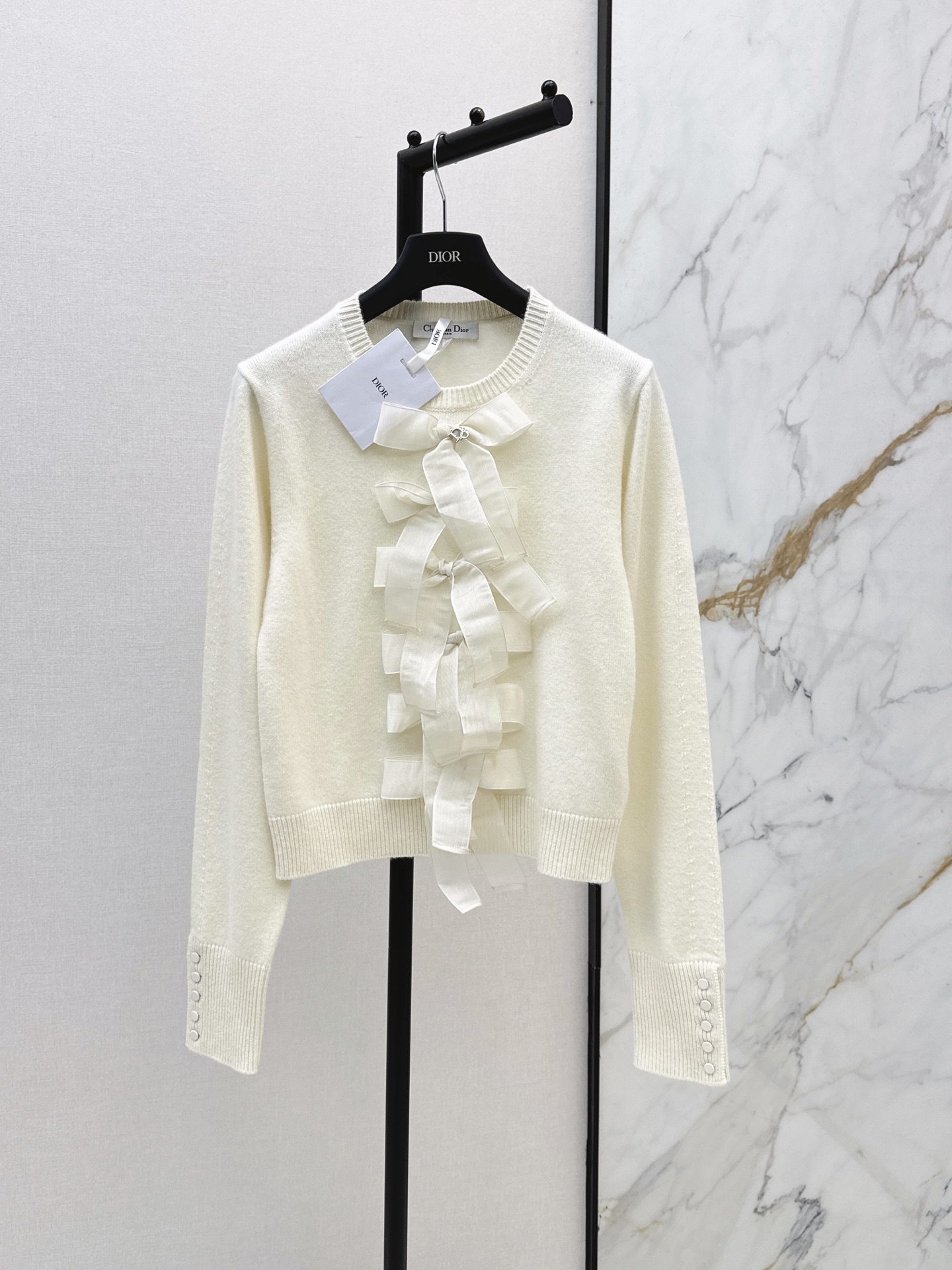 NO:908937,CD 26Ss——Early autumn’s latest bow cashmere long-sleeved top, off-white cashmere wool yarn, soft and close-fitting, super comfortable ~ bow design on the neckline and placket, full of girlishness, exquisite details, short round neck + cuff buttons, elegant and practical, can be easily worn for daily outings or dates, goes great with skirts or high-waisted pants, full of French romantic atmosphere, one color sml,,skirts,19860909CD 26Ss————早秋最新款蝴蝶结羊绒长袖上衣米白色羊绒羊毛纱线 柔软贴身超舒适～领口和门襟蝴蝶结设计 少女感满满 细节精致 短款圆领+袖口纽扣 优雅又实用 日常出街或约会都能轻松驾驭 搭配裙装或高腰裤都很出彩 法式浪漫氛围感拉满 一色sml,,skirts,,Women's clothing