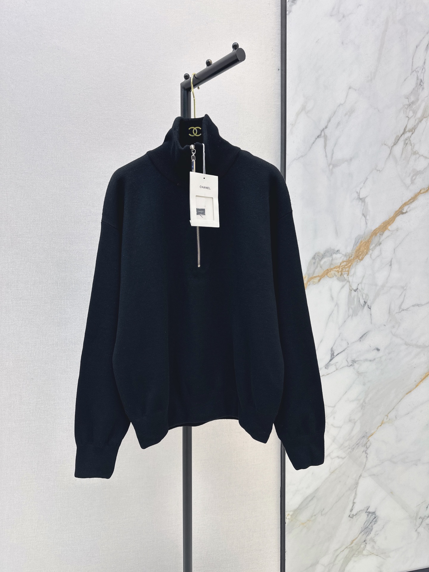 NO:908923,Jennie's same style, C's 26Ss - the latest high-end handmade workshop series half-zip sweatshirt style sweater in early autumn, customized with small metal logo on the back collar, is low-key and luxurious. Half-zip lapel + loose shoulder sleeves are lazy, casual and high-end. Easily create an old money style outfit. It can be easily managed for daily commuting and leisure. Imported woven wool blend material is soft and comfortable. Two-color sml,,chanel,hoodie,sweatshirts,19860909Jennie同款 C家 26Ss————早秋最新款高级手工坊系列半拉链卫衣式针织衫定制金属小logo点缀后领低调奢华 半拉链翻领+宽松落肩袖慵懒随性又显高级感 轻松打造老钱风穿搭 日常通勤休闲都能轻松驾驭 进口机织羊毛混纺材质柔软舒适 两色sml,,chanel,hoodie,sweatshirts,,Women's clothing