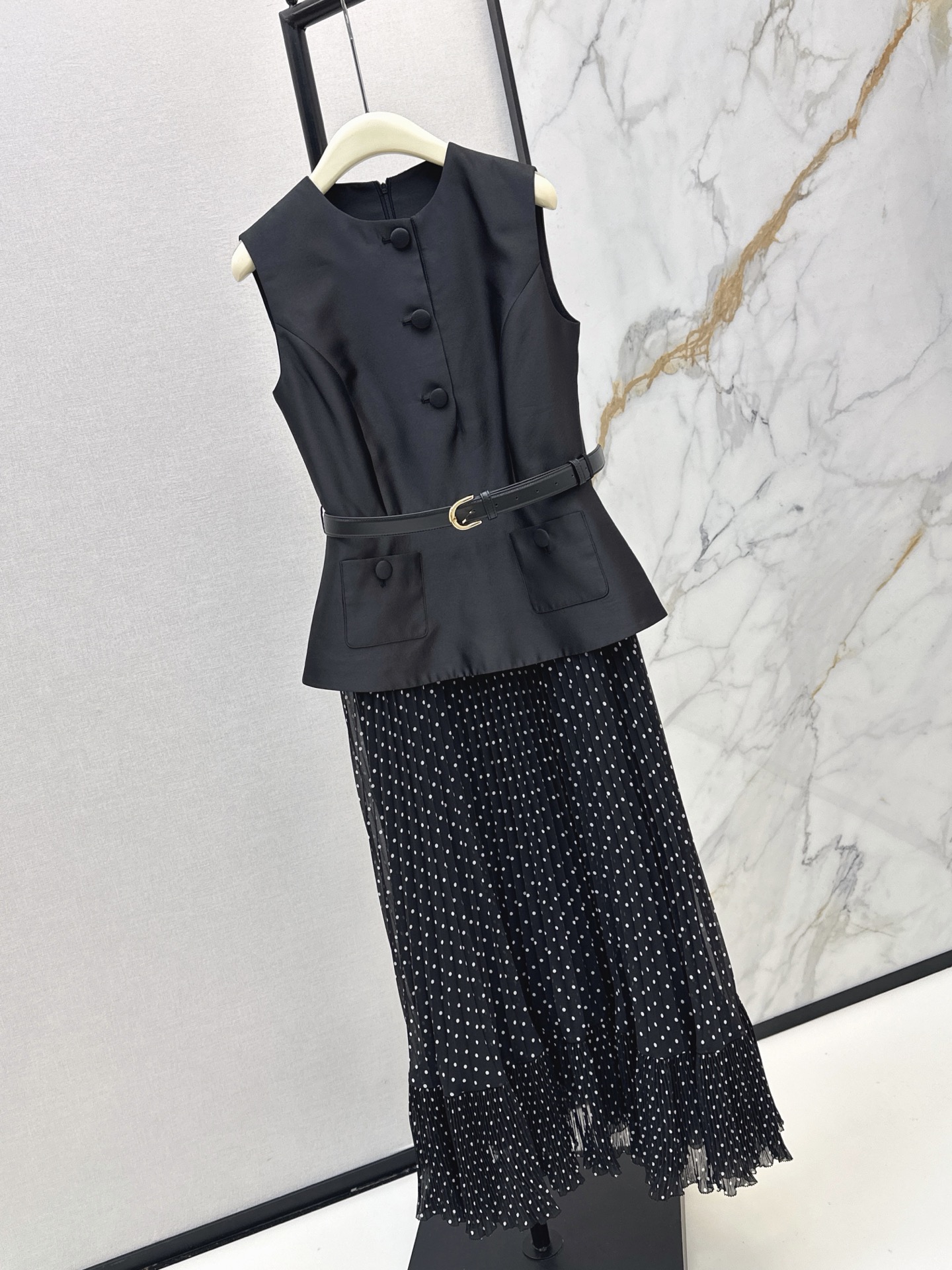 NO:908919,Liu Shishi's same style SP 26Ss - the latest spring and summer fake two-piece long polka-dot dress with upper suit vest + polka-dot mesh pleated skirt at the bottom. It is both smart and elegant. It is super comfortable to wear in summer. Black bottom with white polka dots. Retro slimming waistband to modify the waistline. The skirt is elegant and flexible. It can be easily controlled for commuting and dinner. One color sml,, skirts, business suit,19860909刘诗诗同款 SP 26Ss———春夏最新款假两件波点长款连衣裙上身西装马甲+下身波点网纱百褶裙 干练优雅兼具 夏天穿超舒服 黑色底配白色波点 复古显瘦收腰绑带修饰腰线 裙摆飘逸灵动 通勤 晚宴都能轻松驾驭 一色sml,,skirts,business suit,,Women's clothing