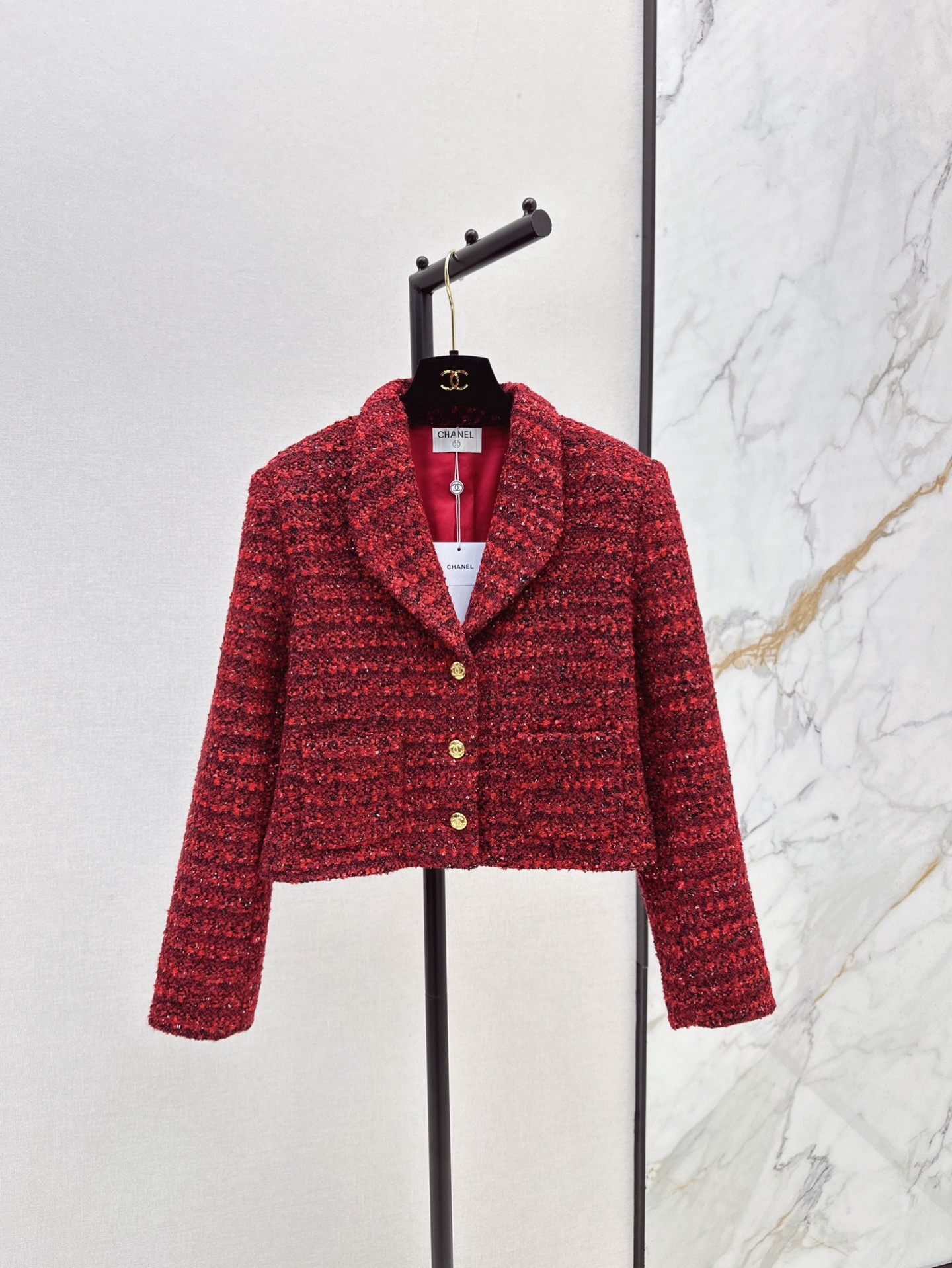 NO:908914,Exclusive model ~ C Family 26Ss————The latest autumn and winter style, full of Christmas and New Year atmosphere, the red woven jacket has a perfect sense of luxury. The color is retro red. The upper body is very white. The short cut is smart and stylish. It is very tall. It can be paired with trousers and skirts. The retro gold buttons are also a bonus. One color is available for sale in sml, chanel, skirts, jackets & coats,19860909独家款～ C家 26Ss————秋冬最新款圣诞新年氛围感拉满红色编织外套绝绝子的高级感 颜色是复古红 上身非常显白 短款剪裁干练有型 非常显高 搭配裤子半裙都OK 复古金色扣子也很加分 一色现货发售sml,,chanel,skirts,jackets & coats,,Women's clothing