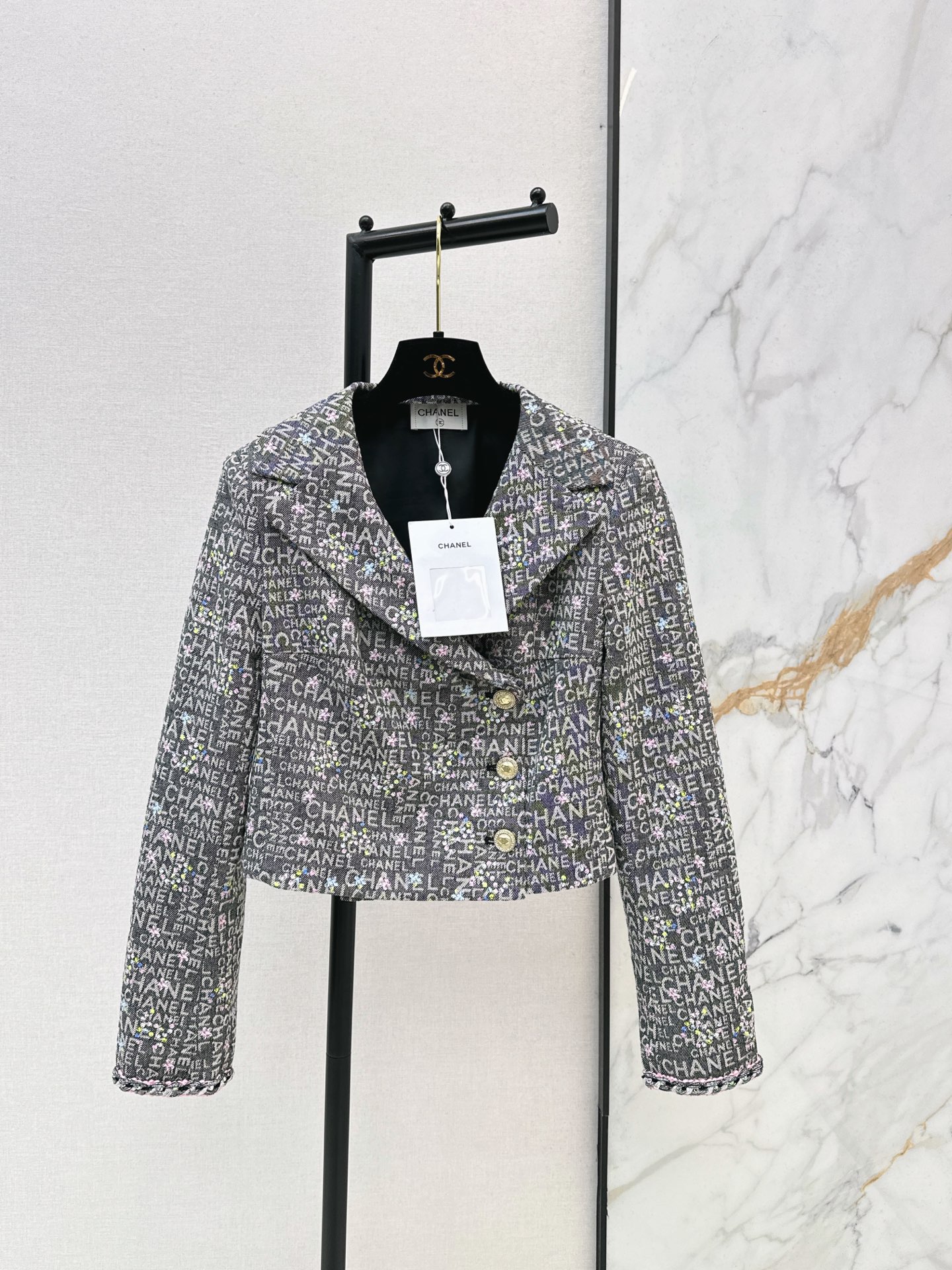 NO:908909,Exclusively launched by C Home 26Ss - the latest early autumn denim jacket with heavy bronzing decoration. Short lapel cut. Can be worn all year round. Highly practical. Distressed wash. Has a retro and fashionable feel. Available in stock in one color. SML,, chanel, jackets & coats,19860909独家首发 C家 26Ss————早秋最新款重磅烫金工艺装饰牛仔外套 小短款翻领版型剪裁 一年四季都可以穿 实穿性超高 做旧的洗水 自带复古时髦感 一色现货发售sml,,chanel,jackets & coats,,Women's clothing