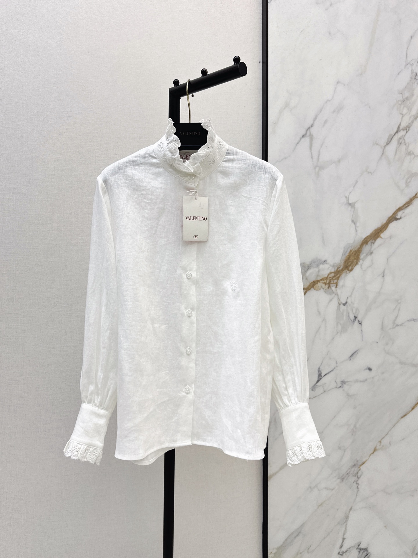 NO:908942,Exclusive debut VLTN 26Ss————The latest water-soluble lace stand-up collar linen shirt in early autumn is made of light and breathable linen fabric. The color is fresh and elegant. Stand-up collar + embroidered lace design. Super detailed and retro and age-reducing. The classic version is versatile and not picky for daily use. Two colors are available for sale sml,, shirts,19860909独家首发 VLTN 26Ss————早秋最新款水溶花边立领亚麻衬衫采用轻薄透气亚麻面料 色调清新优雅 立领+刺绣花边设计 超有细节感复古又减龄 经典版型百搭日常不挑人 两色现货发售sml,,shirts,,Women's clothing