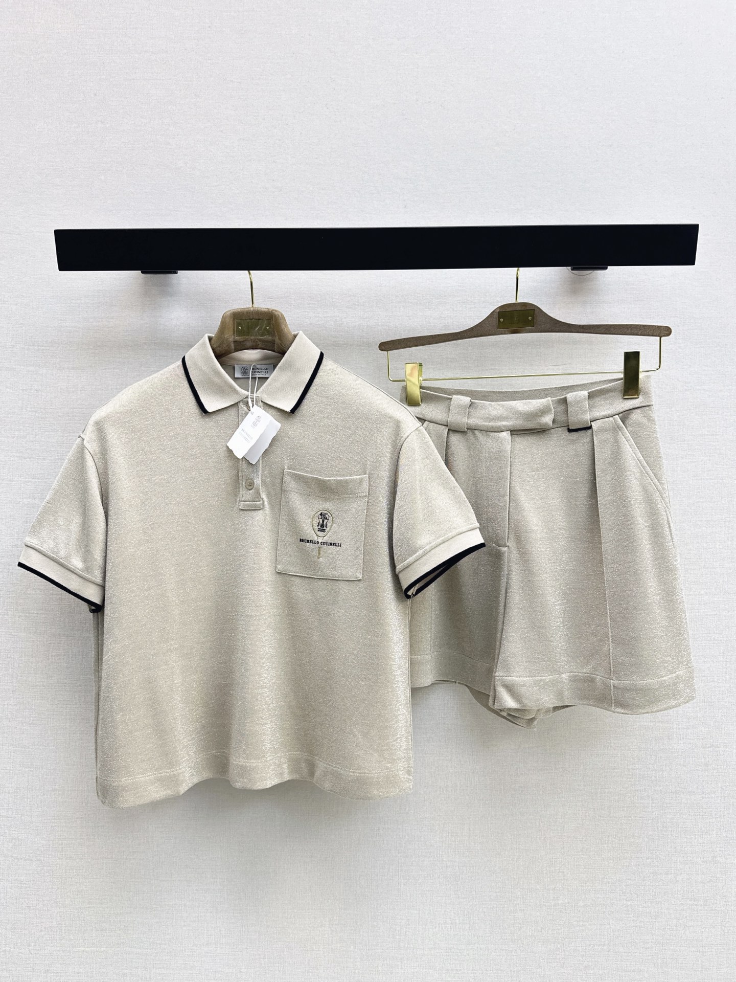 NO:908936,Exclusive model ~ Bc 26Ss————Early spring’s latest high-luxury minimalist style casual suit polo lapel top + high-waisted shorts. Customized composite Bling fabric with soft and waxy texture. The upper body can easily interpret the lazy and casual daily items. The classic version is versatile and not picky. One set, one color sml,,shorts,19860909独家款～ Bc 26Ss————早春最新款高奢极简风穿搭休闲套装polo翻领上衣+高腰短裤 定制复合Blling面料 软糯质感 上身轻松演绎慵懒随性的日常单品 经典版型百搭不挑人 一套出 一色sml,,shorts,,Women's clothing